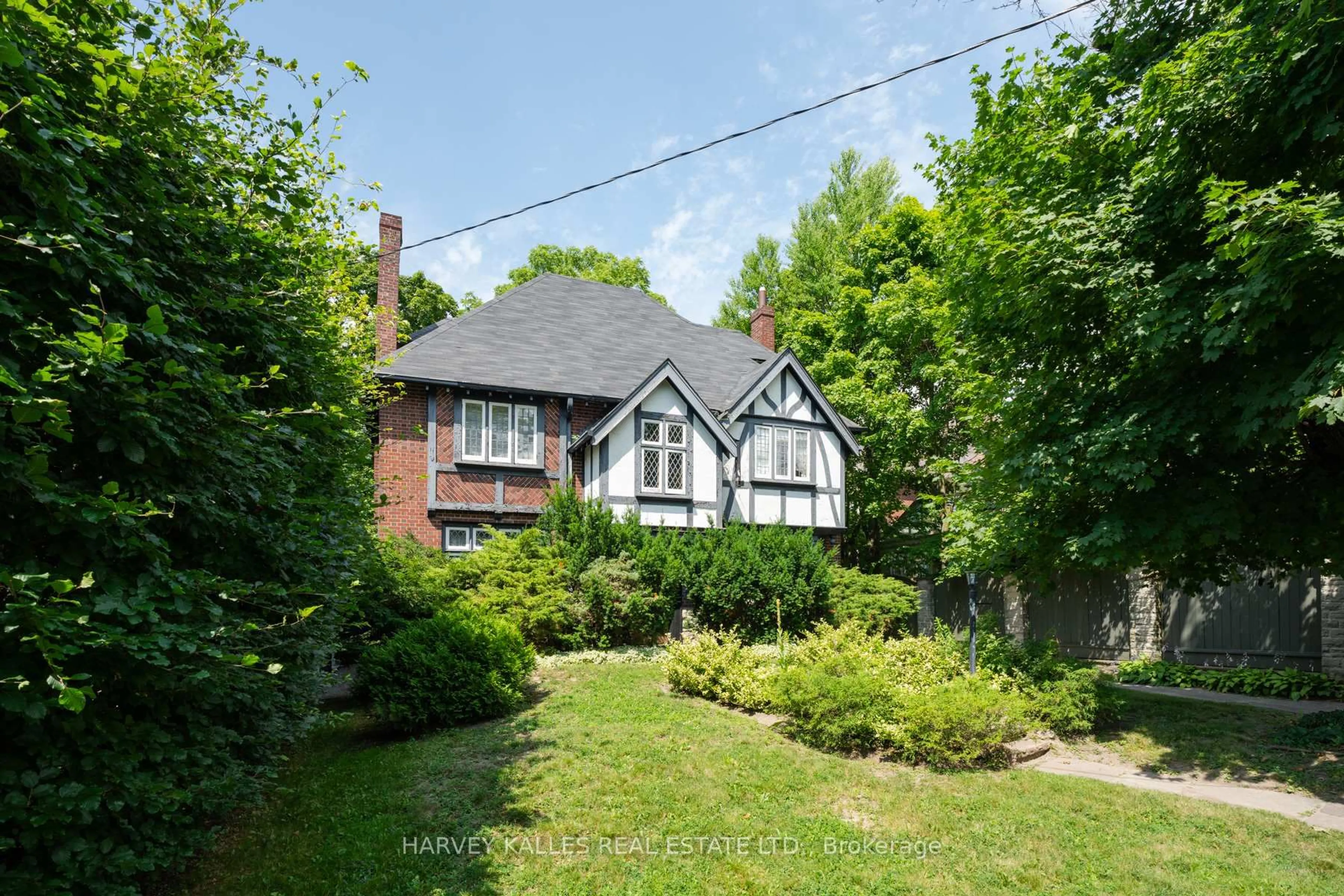 A pic from outside/outdoor area/front of a property/back of a property/a pic from drone, street for 412 Glenayr Rd, Toronto Ontario M5P 3C7