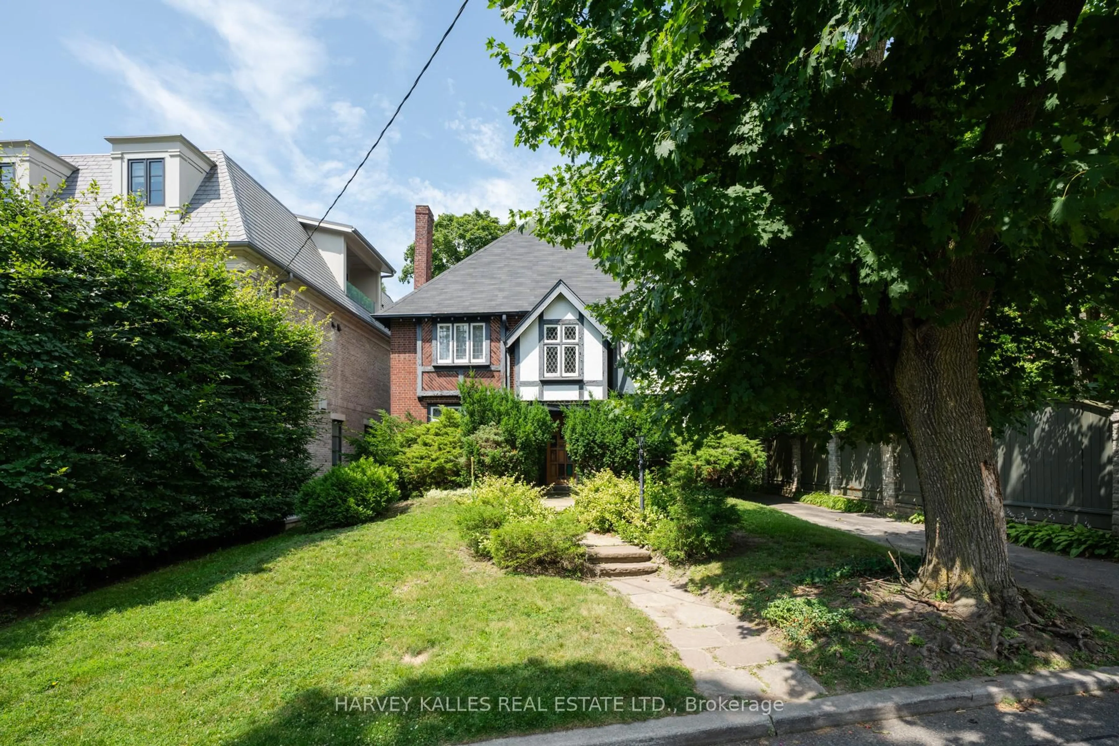 A pic from outside/outdoor area/front of a property/back of a property/a pic from drone, street for 412 Glenayr Rd, Toronto Ontario M5P 3C7