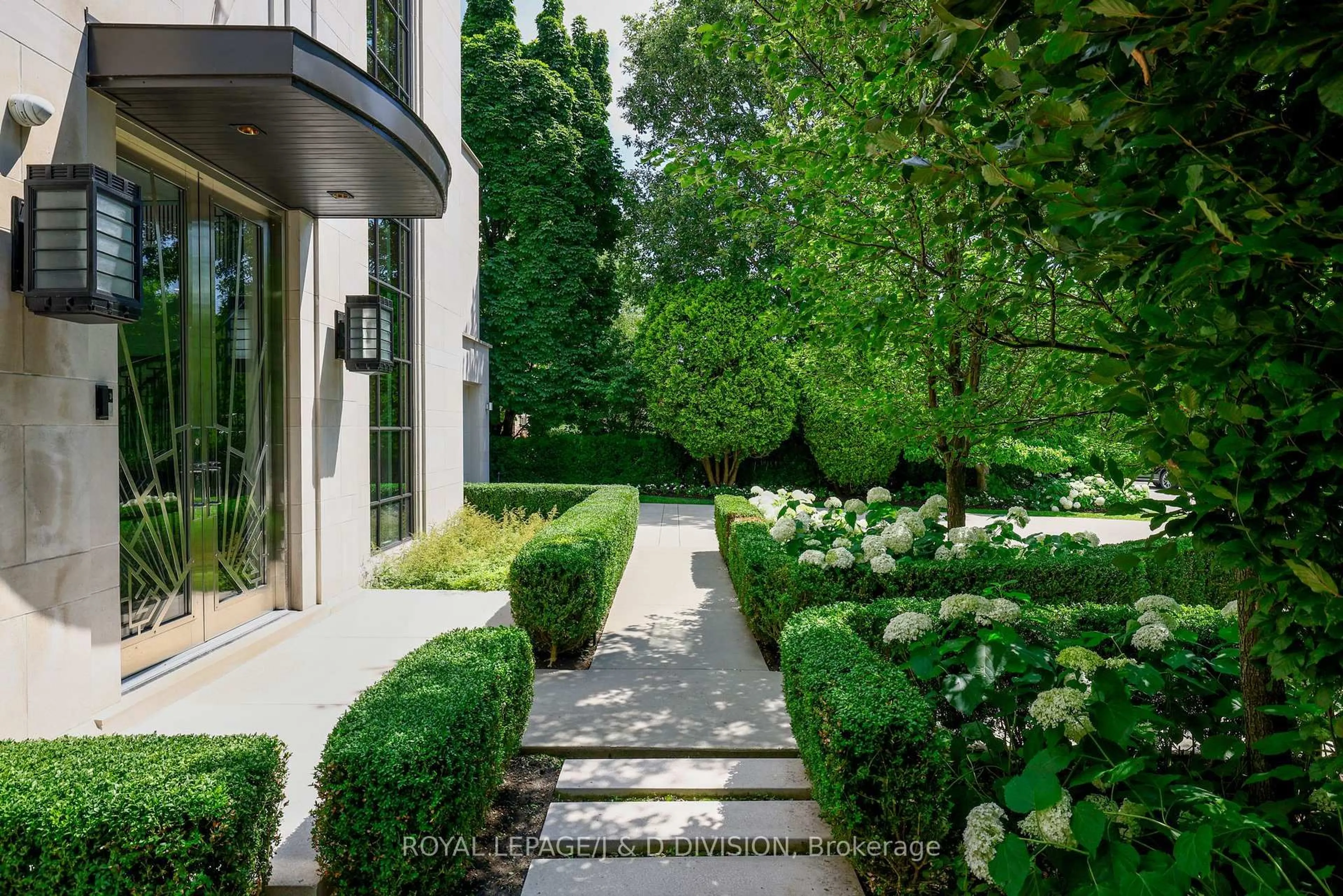 Patio, street for 20 Forest Glen Cres, Toronto Ontario M4N 2E8