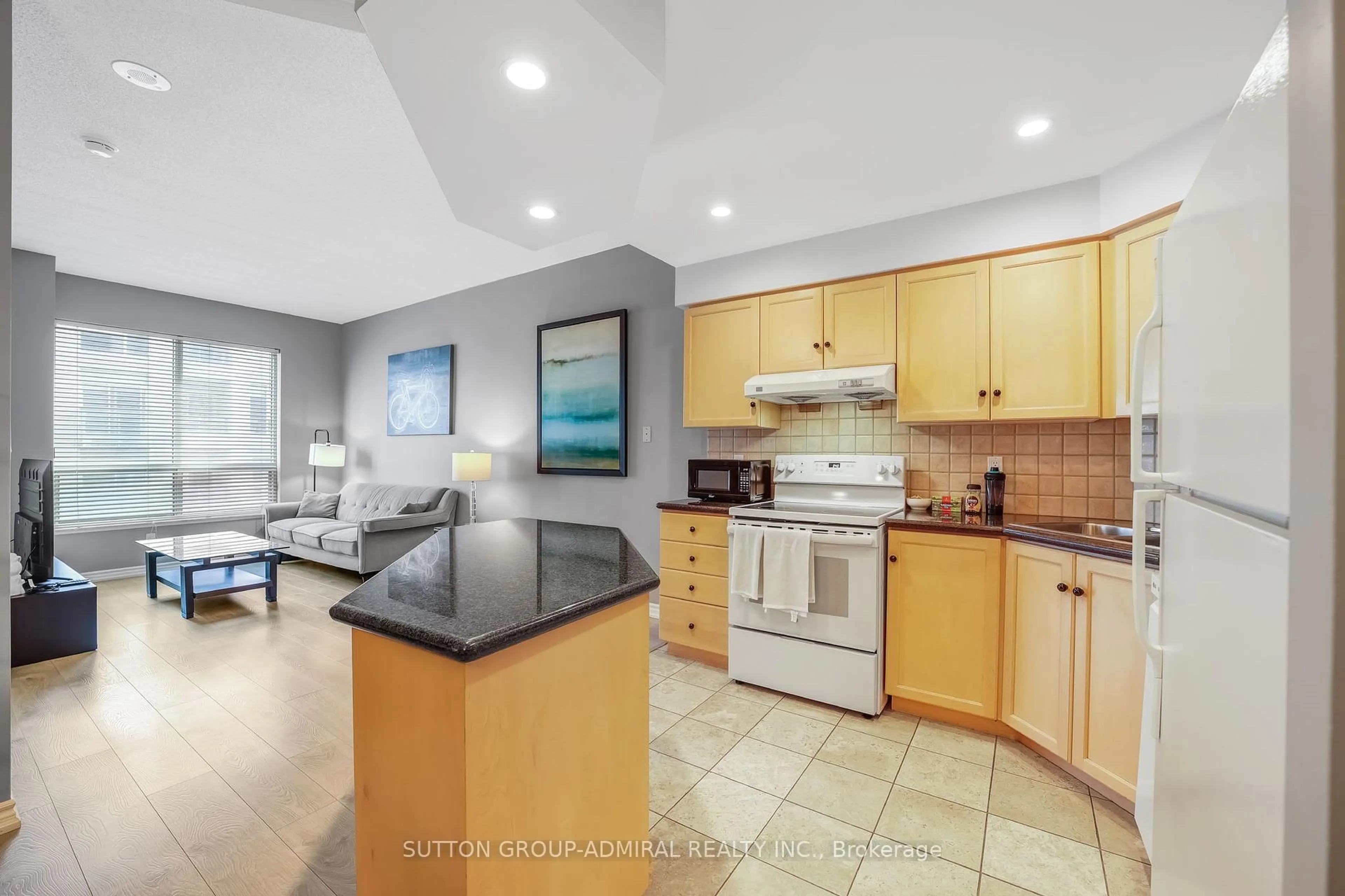 Open concept kitchen, ceramic/tile floor for 168 Simcoe St #812, Toronto Ontario M5H 4C9