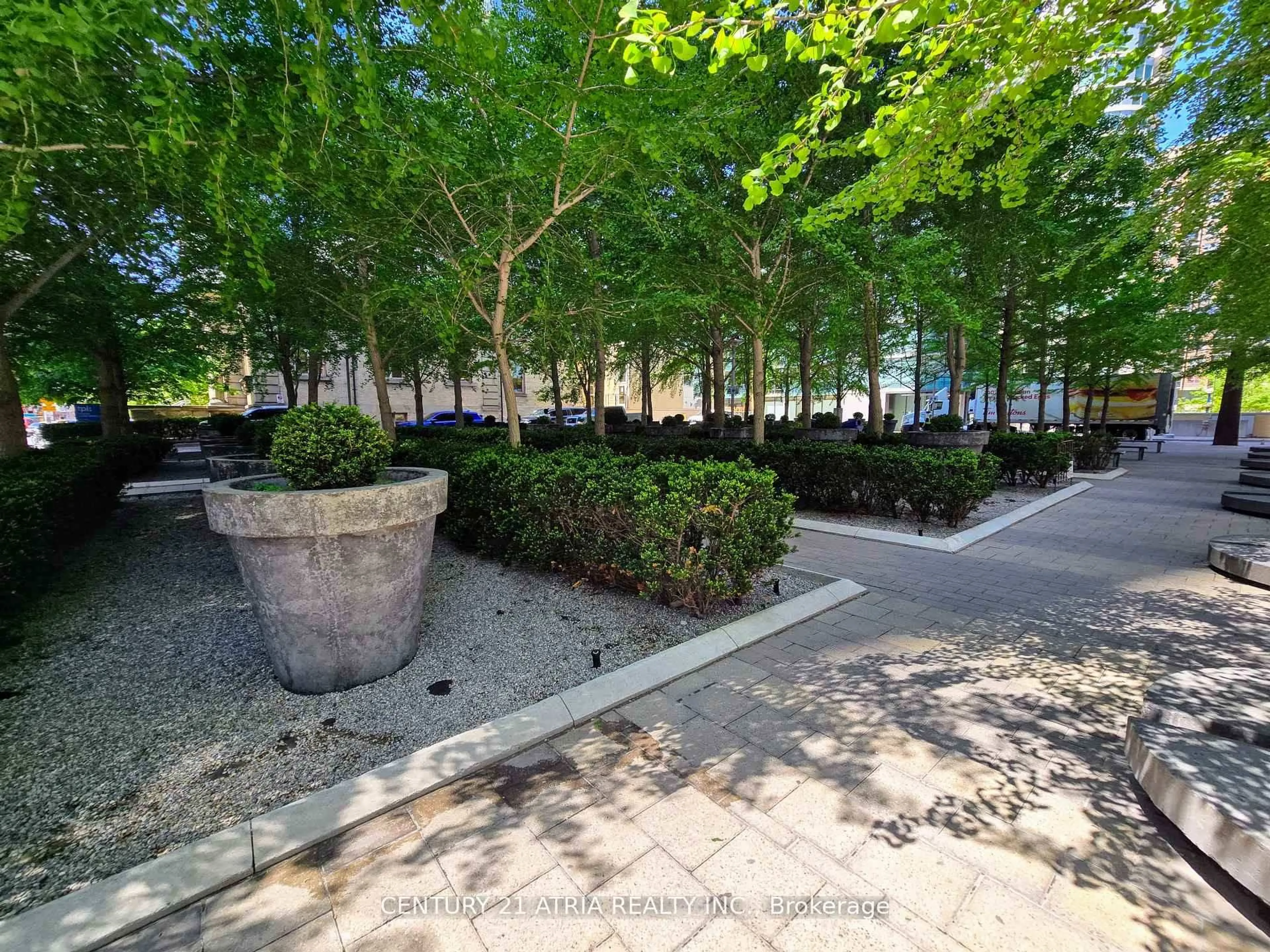 Patio, street for 18 Yorkville Ave #3103, Toronto Ontario M4W 3Y8