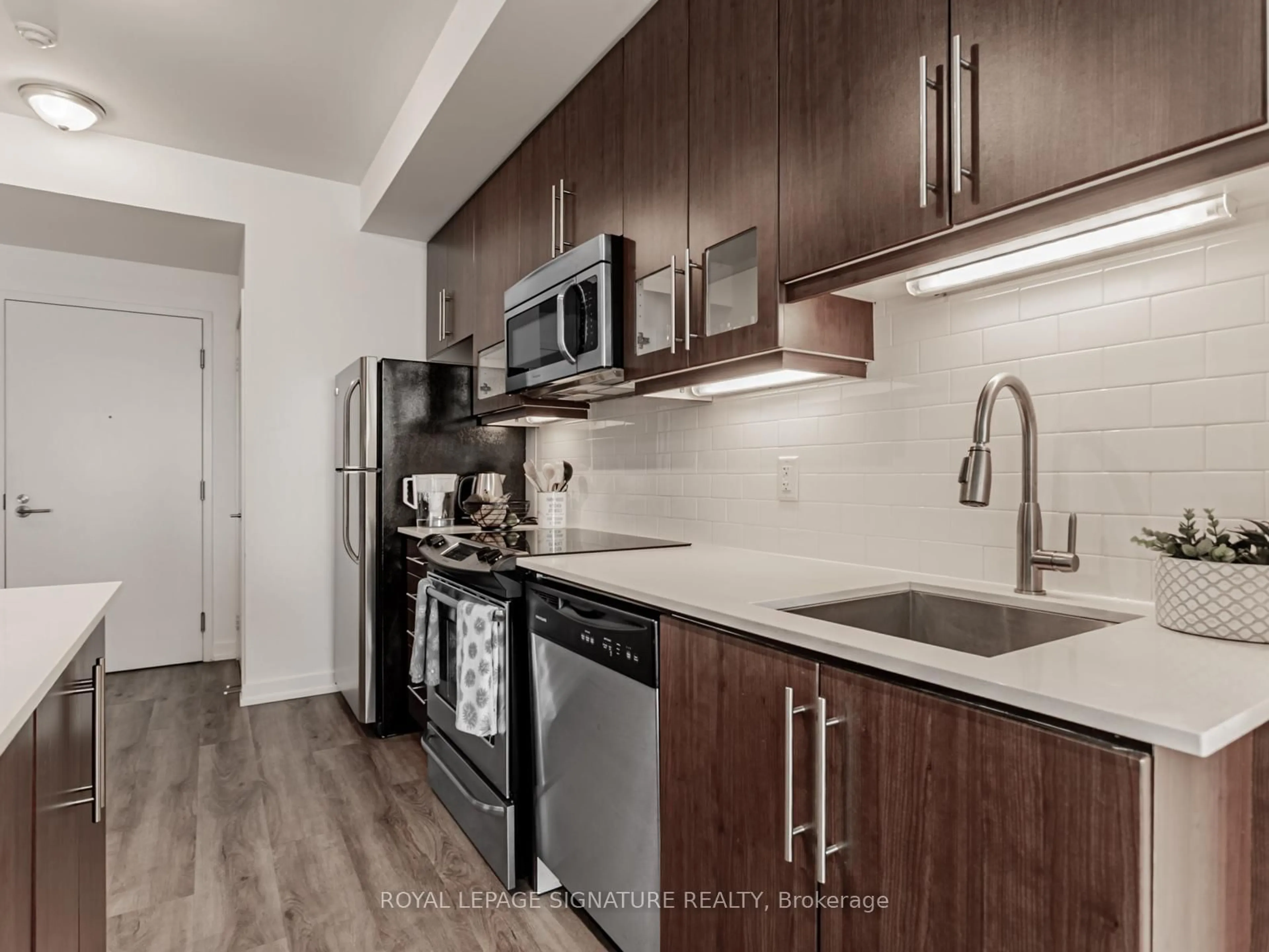 Standard kitchen, unknown for 1171 Queen St #1208, Toronto Ontario M6J 1J4