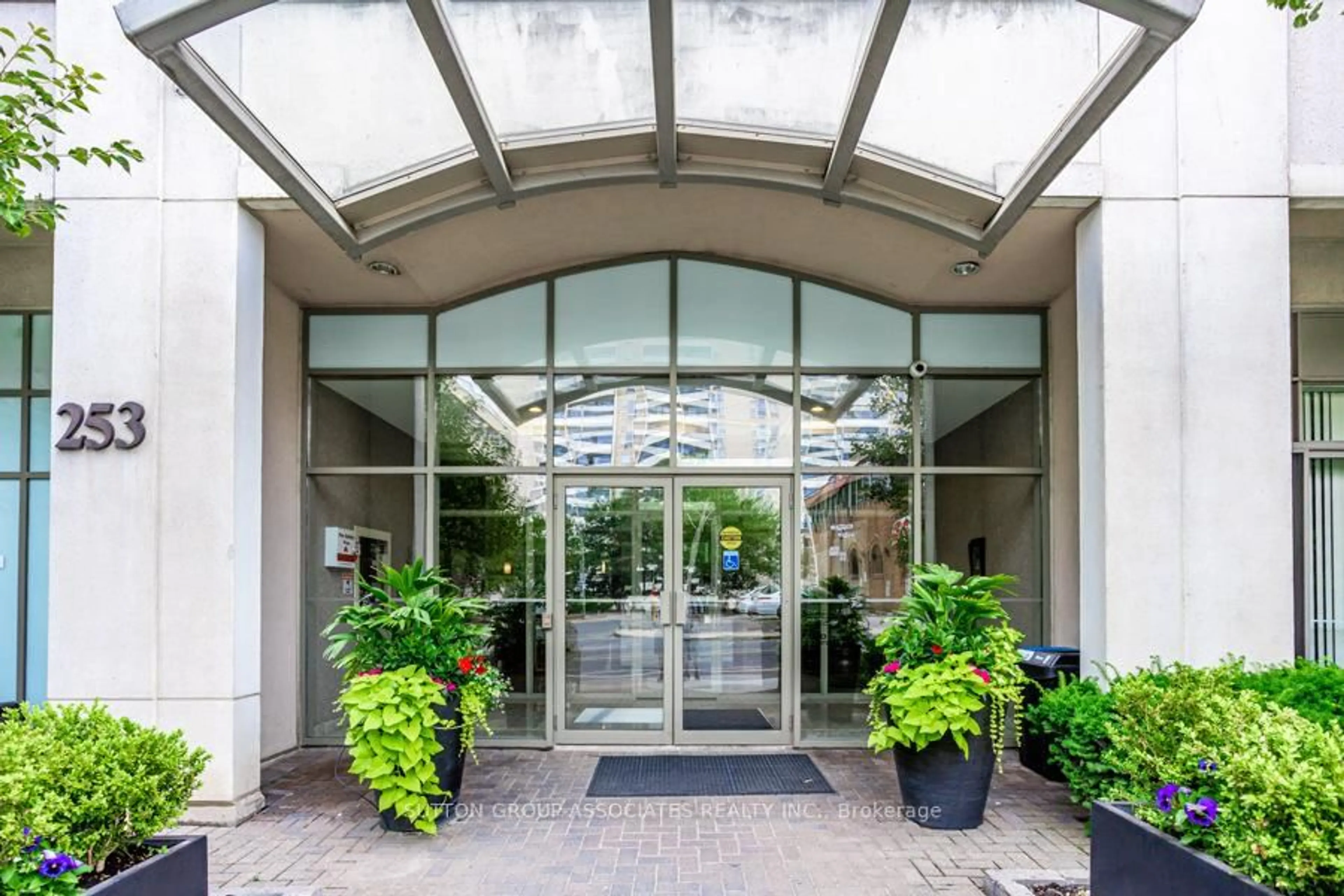 Indoor foyer for 253 Merton St #303, Toronto Ontario M4S 3H2