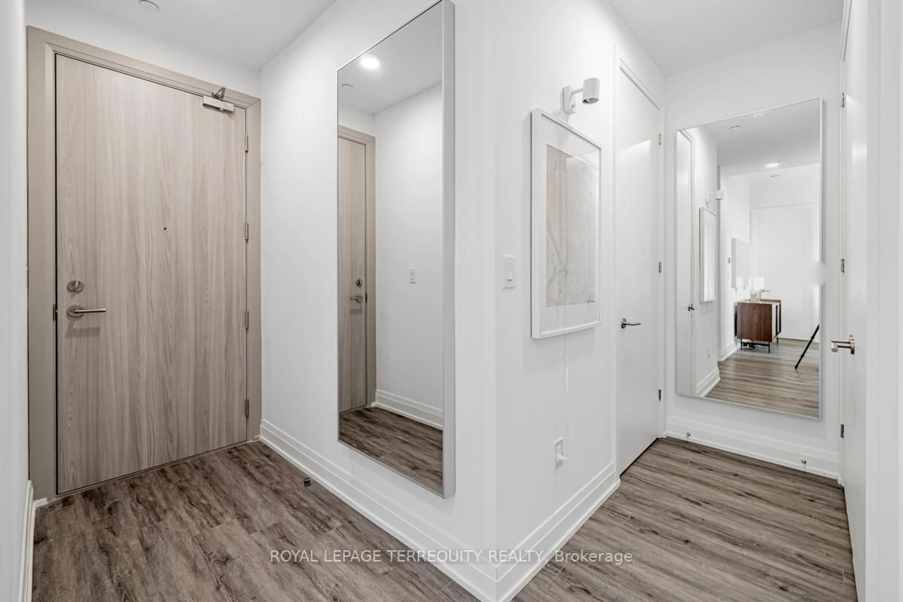 Indoor entryway for 75 Canterbury Pl #PH506, Toronto Ontario M2N 0L2