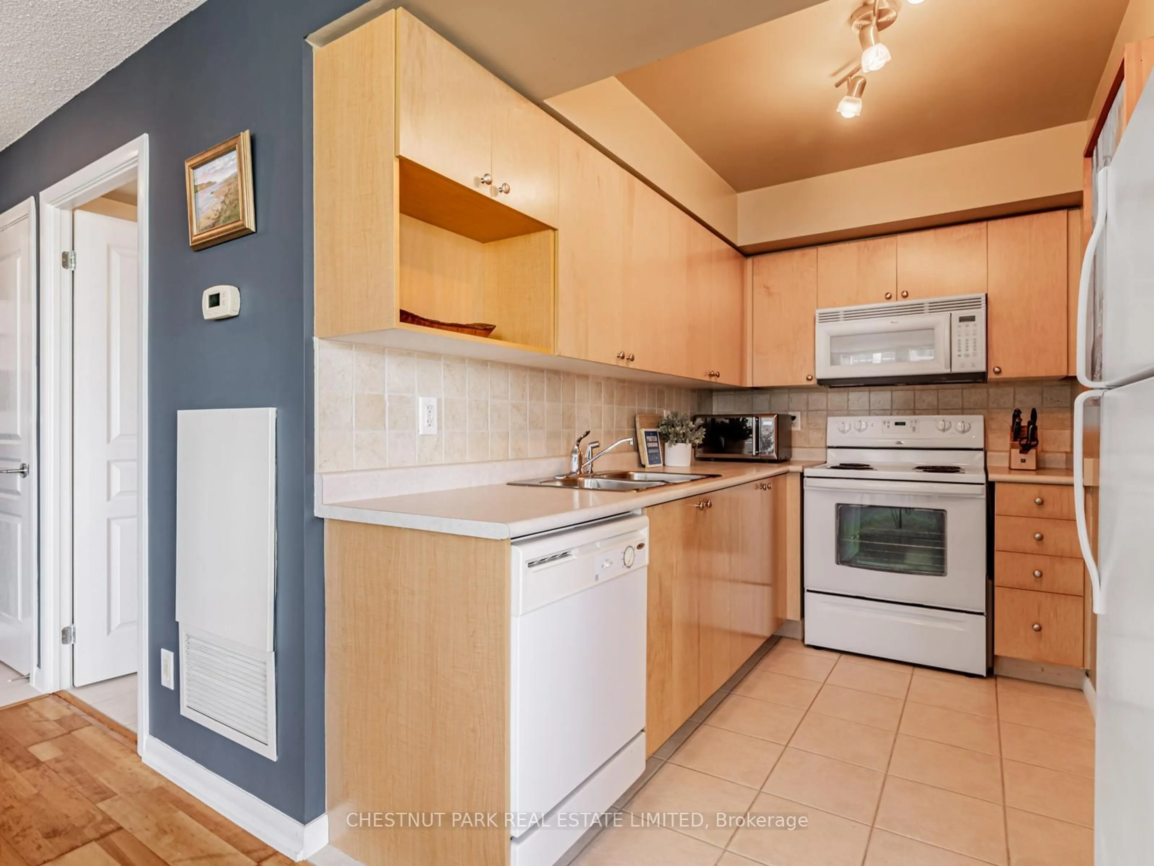 Standard kitchen, wood/laminate floor for 18 Yonge St #2211, Toronto Ontario M5E 1Z8