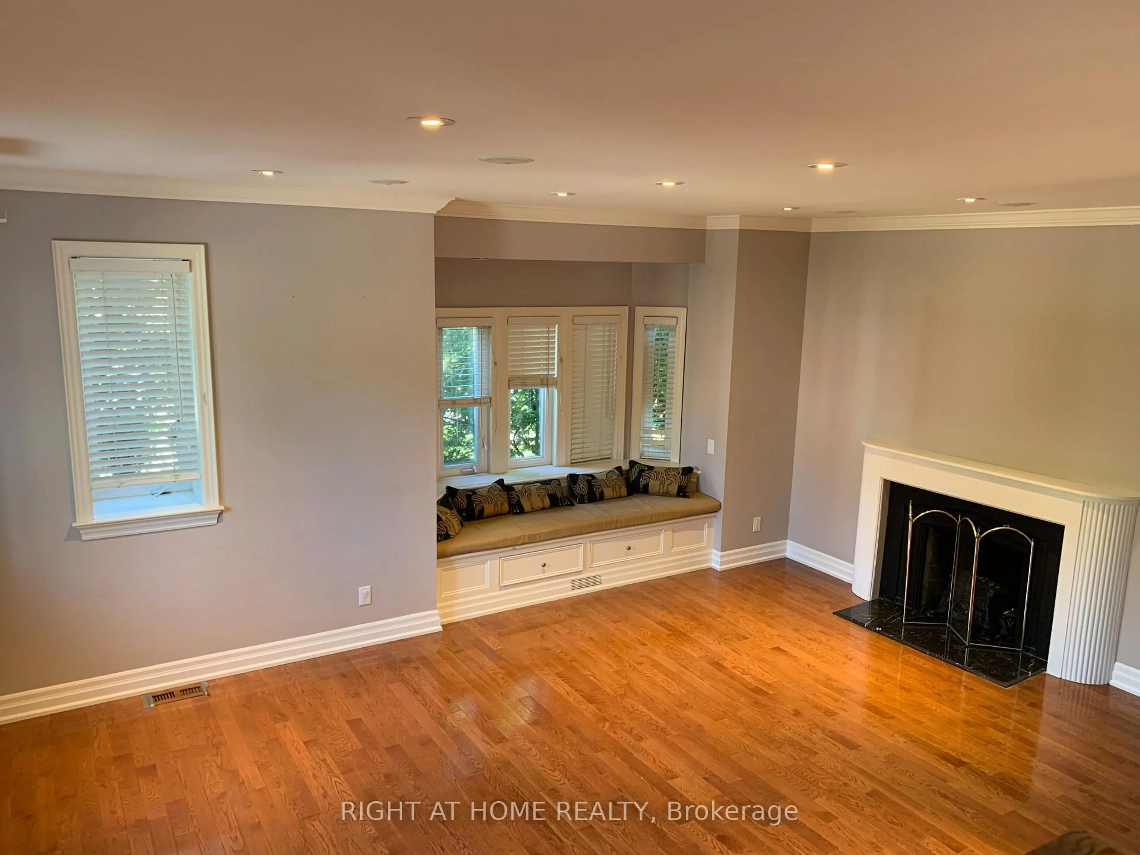 A pic of a room for 497 Broadway Ave, Toronto Ontario M4G 2R7