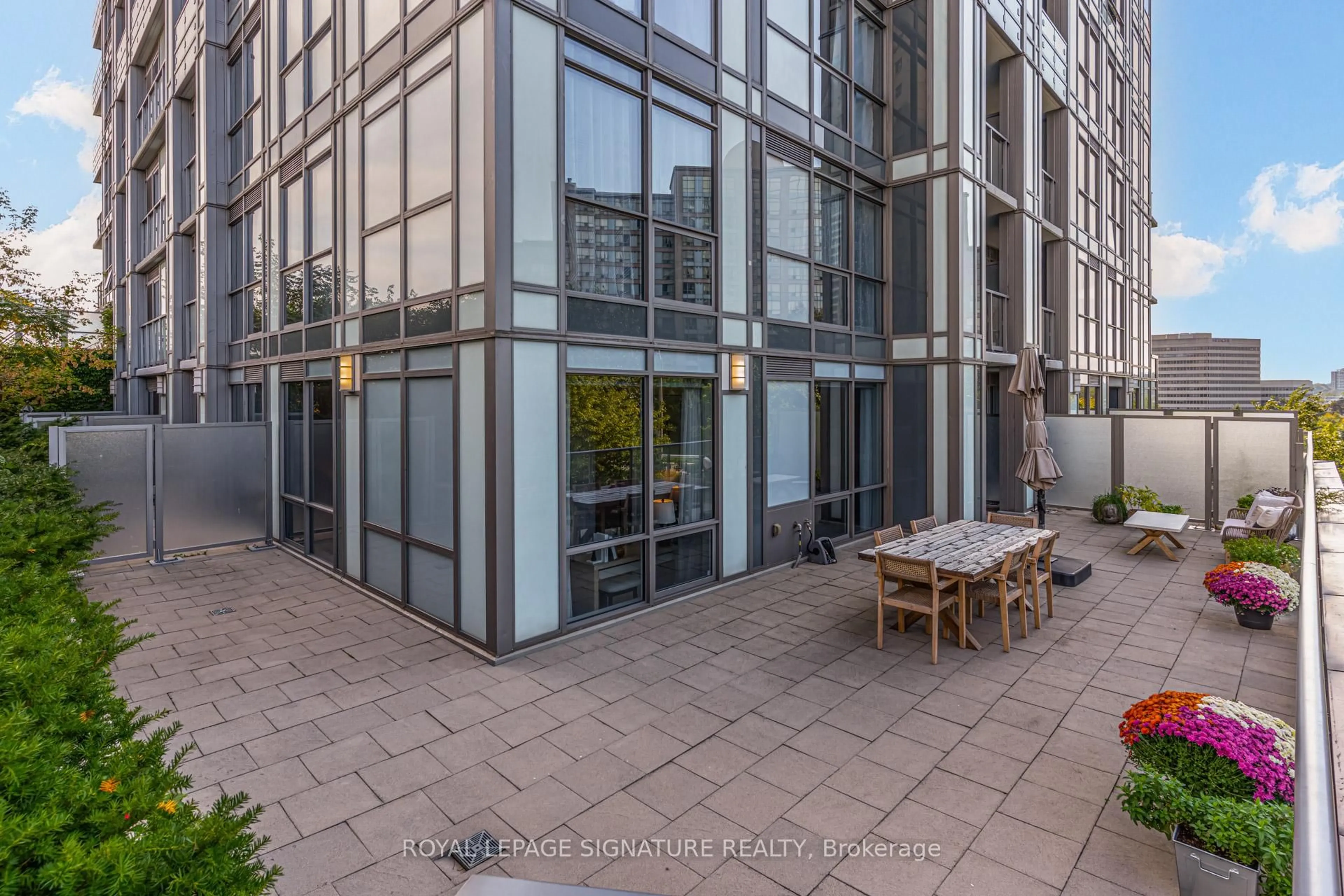 Patio, building for 18 Graydon Hall Dr #205, Toronto Ontario M3A 0A4