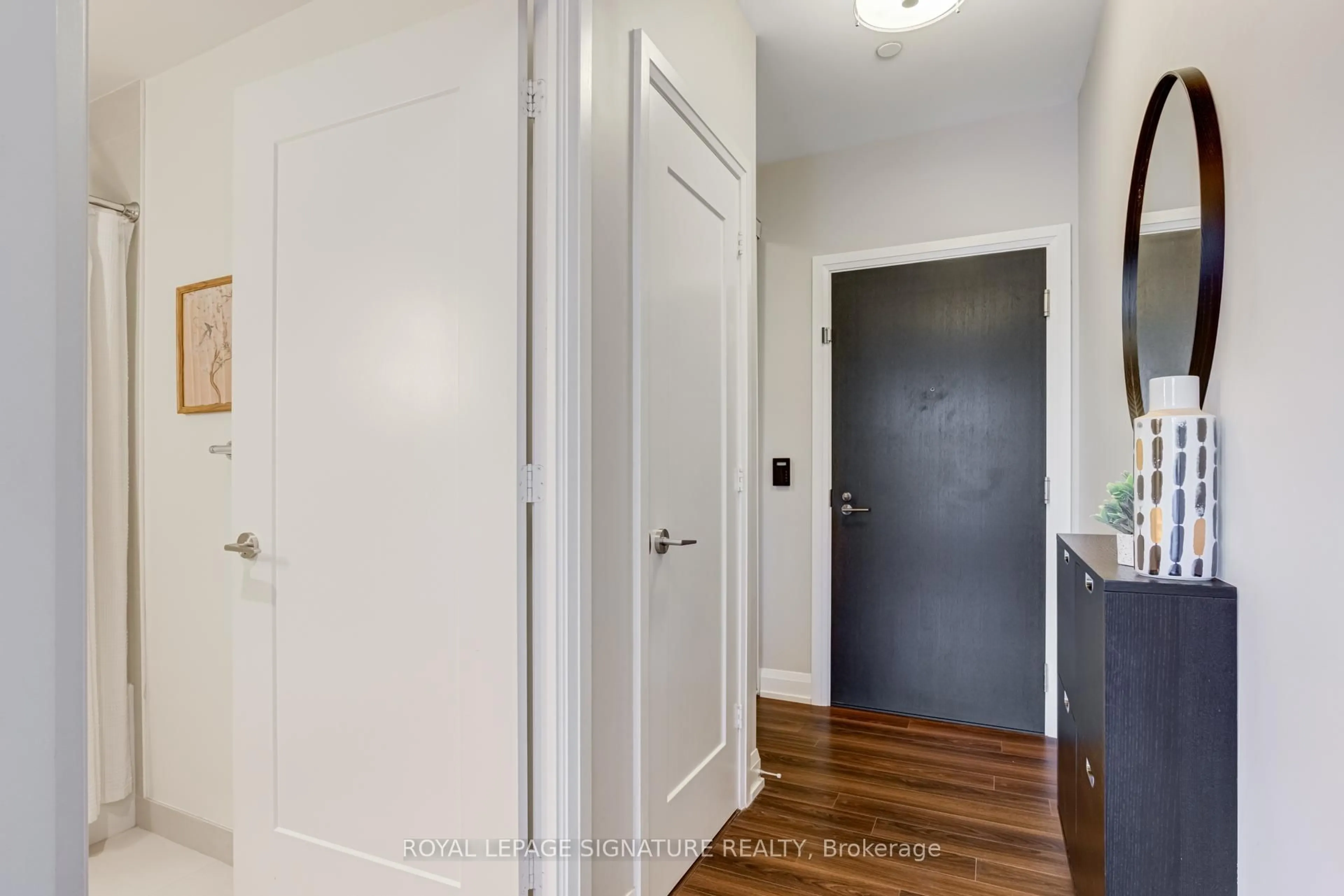 Indoor entryway for 18 Graydon Hall Dr #205, Toronto Ontario M3A 0A4