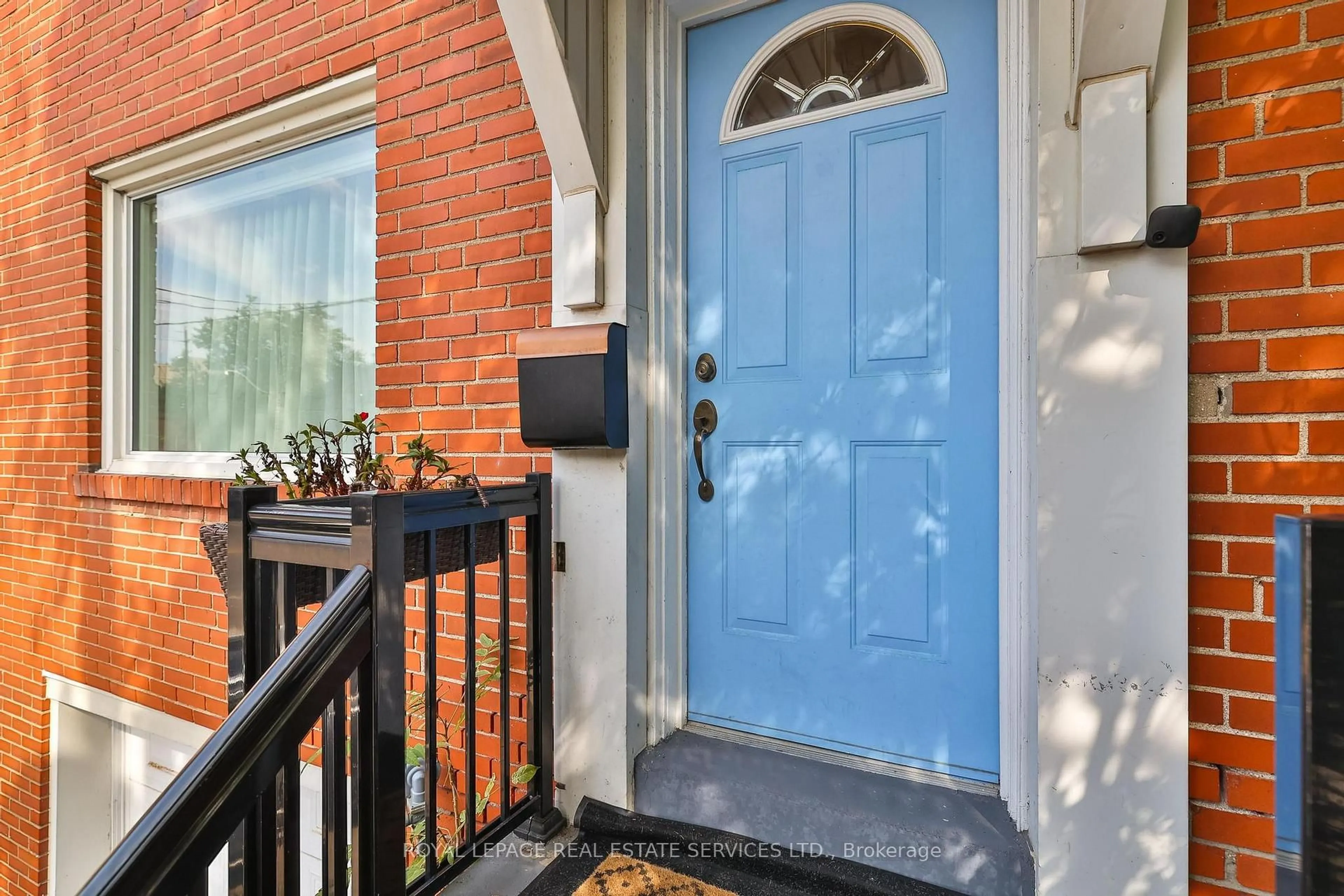 Indoor entryway for 618 Davenport Rd, Toronto Ontario M5R 1K9