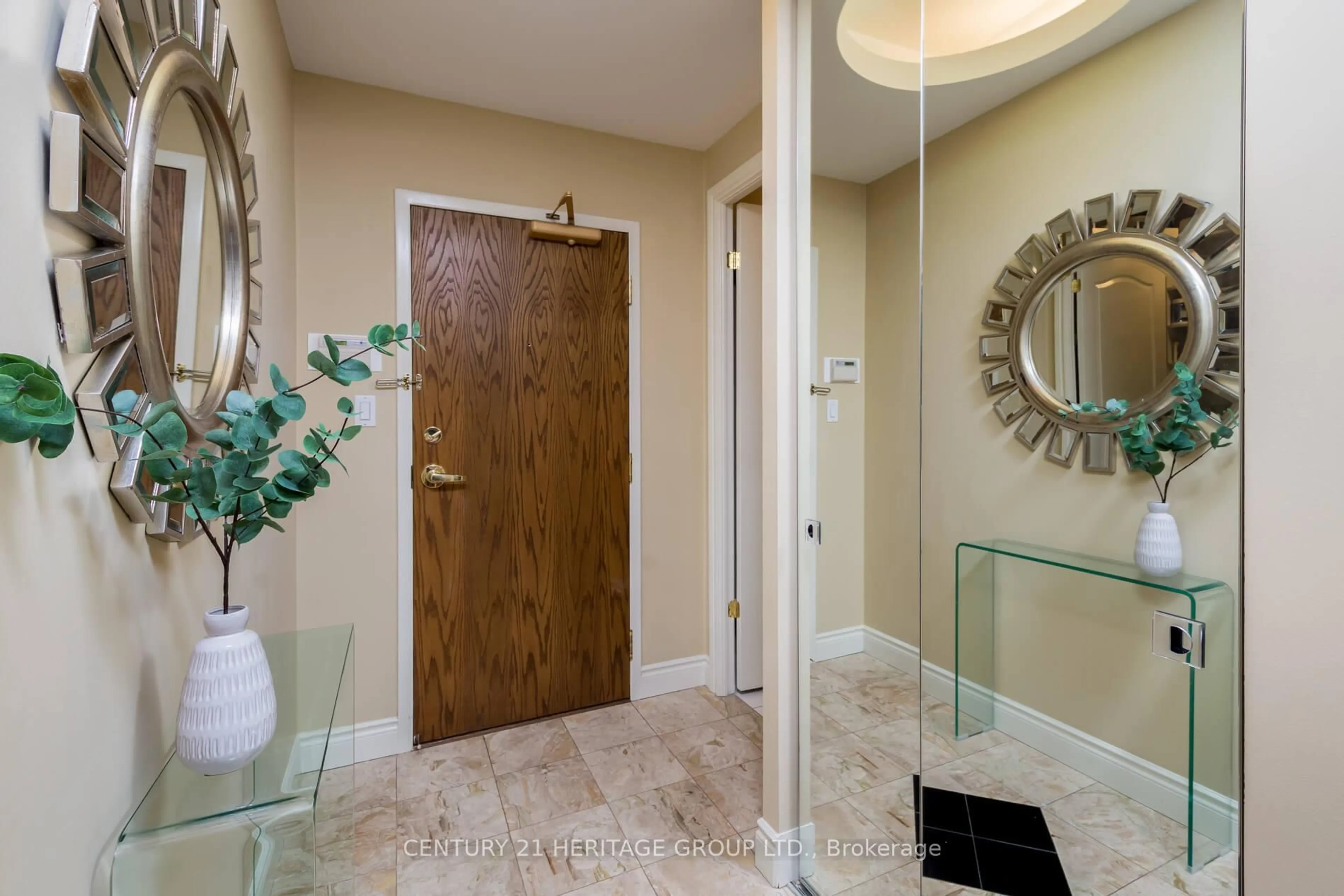 Indoor entryway for 11 William Carson Cres #306, Toronto Ontario M2P 2G1