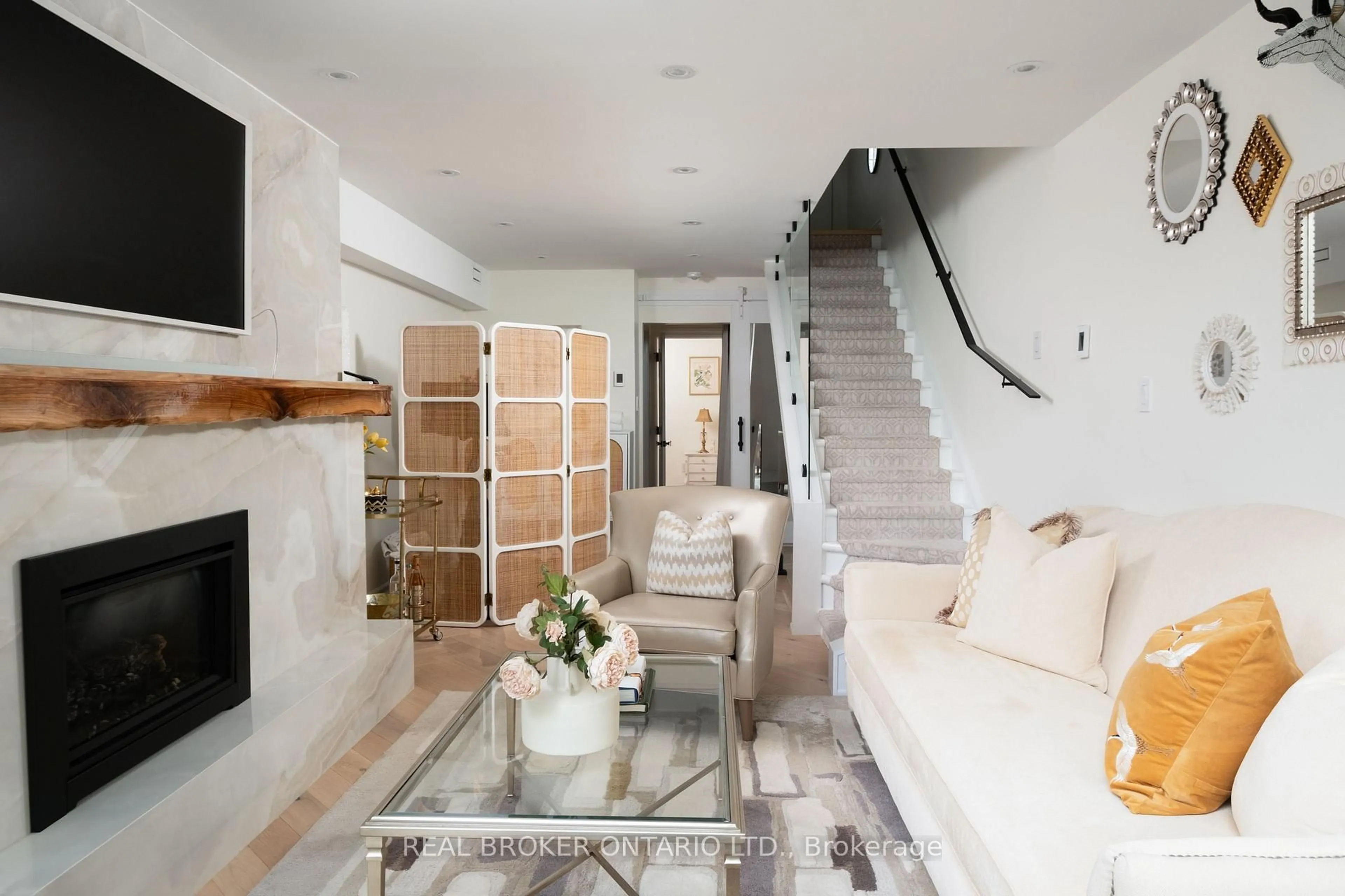 Living room with furniture, unknown for 187 Sherwood Ave #B, Toronto Ontario M4P 2A9