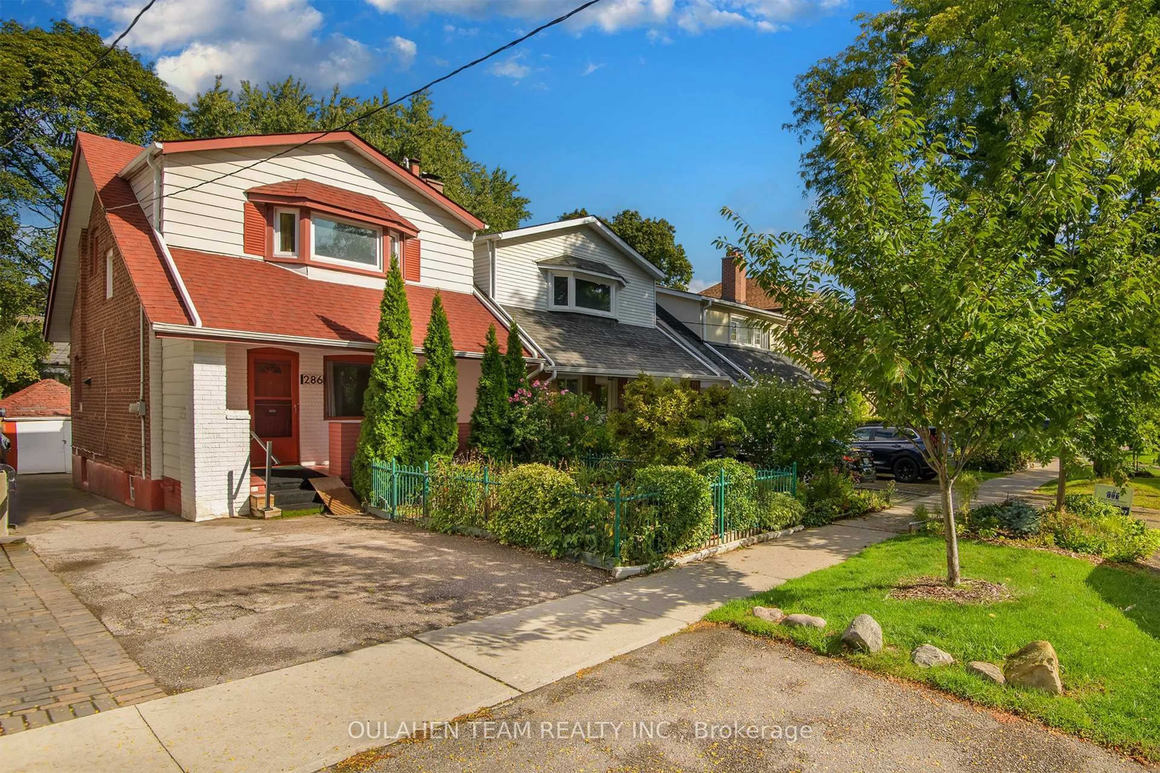 A pic from outside/outdoor area/front of a property/back of a property/a pic from drone, street for 286 St Clements Ave, Toronto Ontario M4R 1H5
