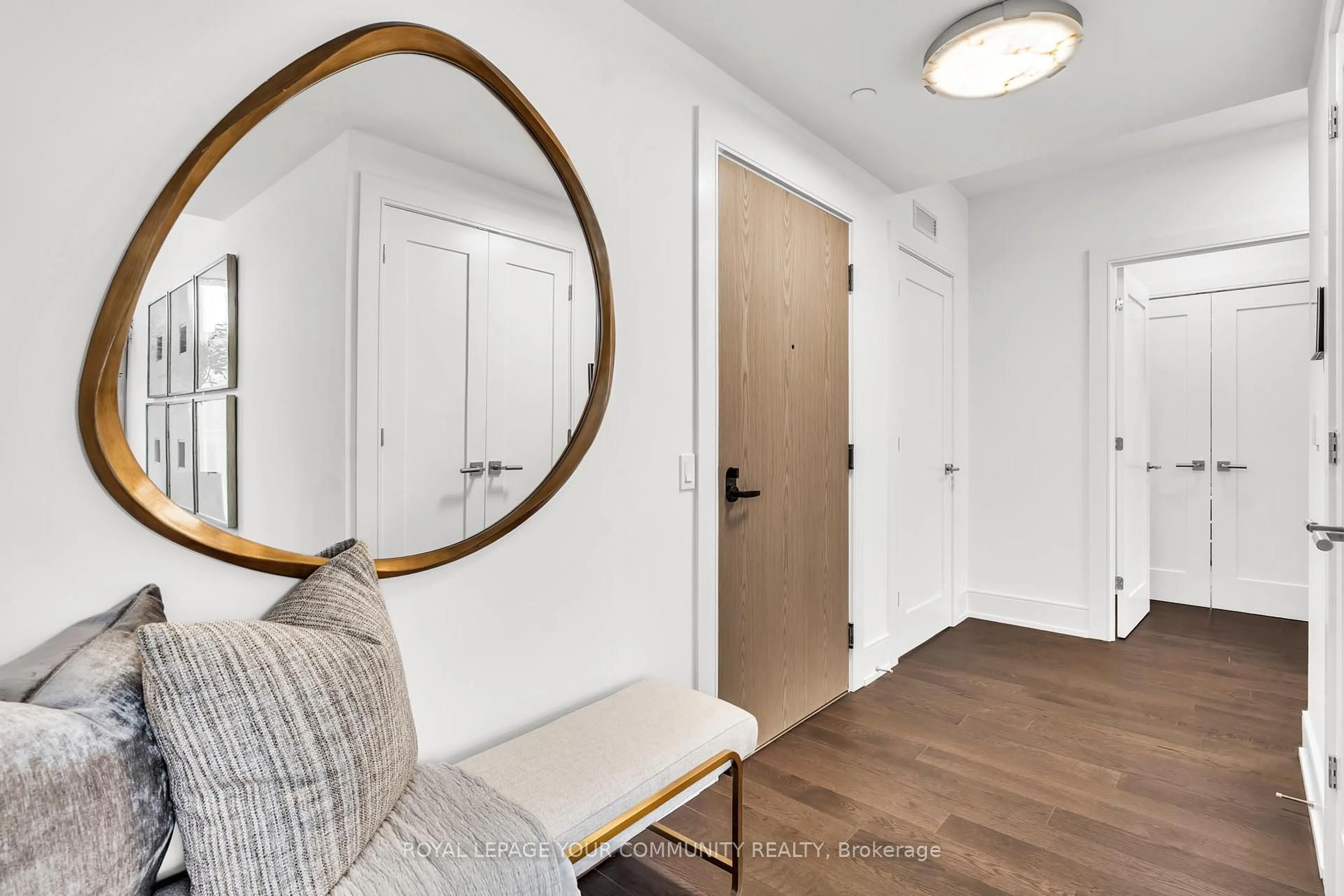 Indoor entryway for 10 Inn on the Park Dr #101, Toronto Ontario M3C 0P9