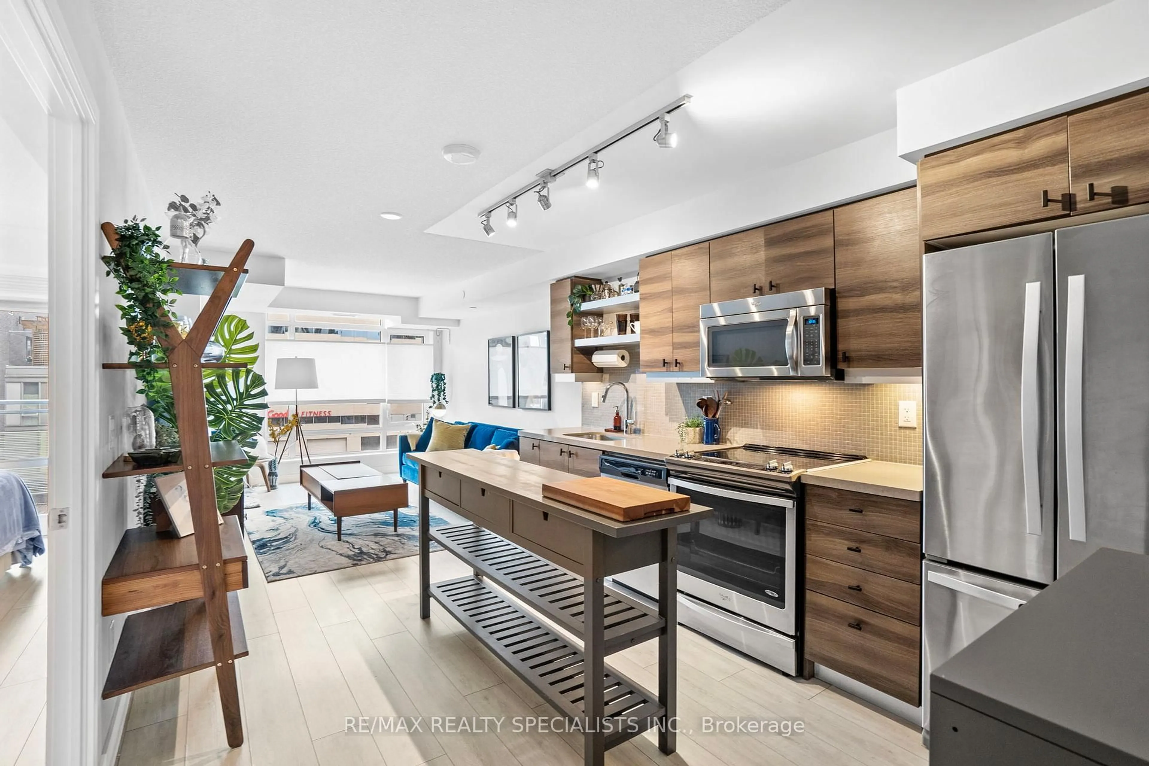 Open concept kitchen, ceramic/tile floor for 525 Adelaide St #610, Toronto Ontario M5V 0N7