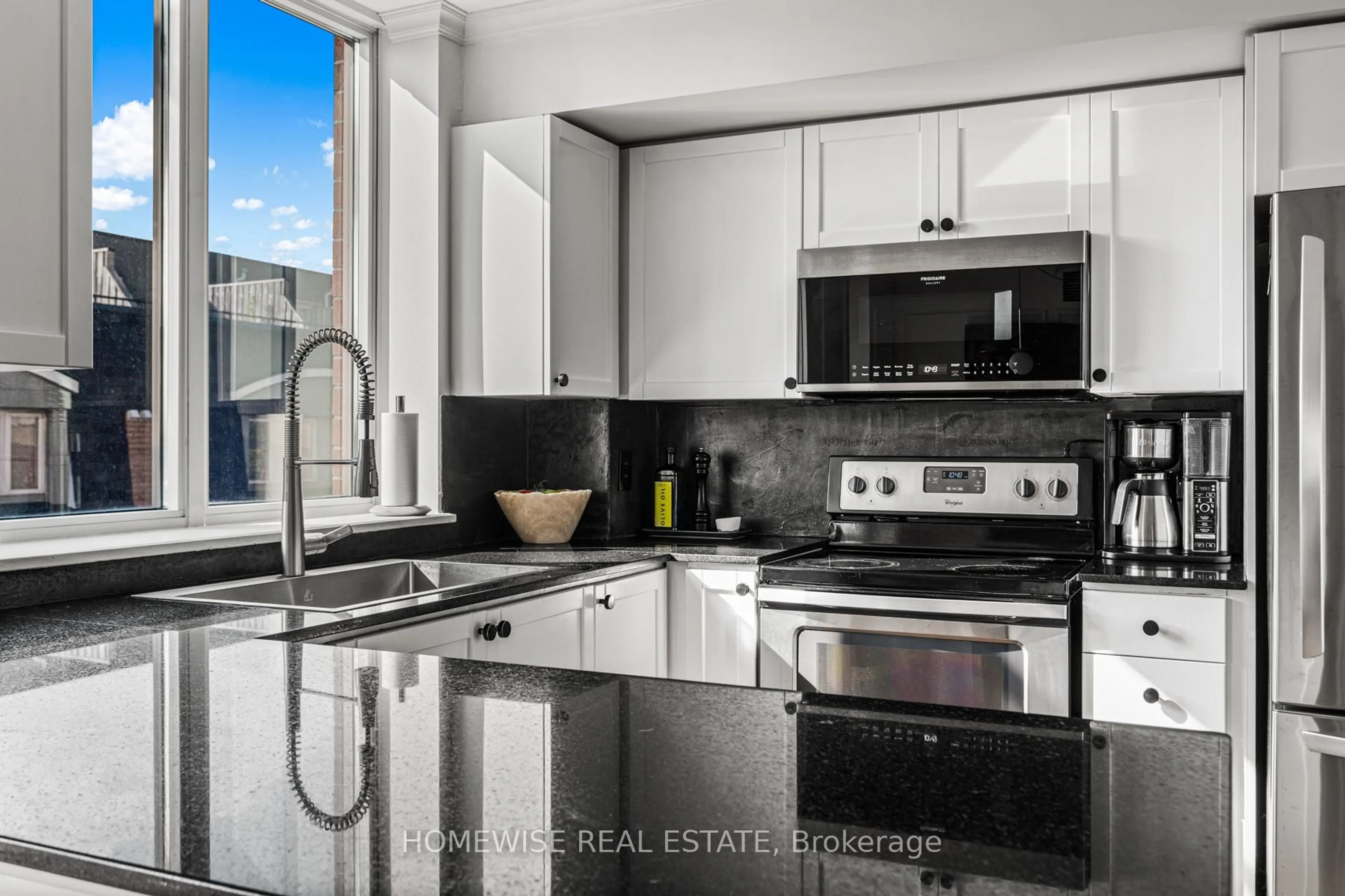 Unknown for 1369 Bloor St #404, Toronto Ontario M6P 4J4