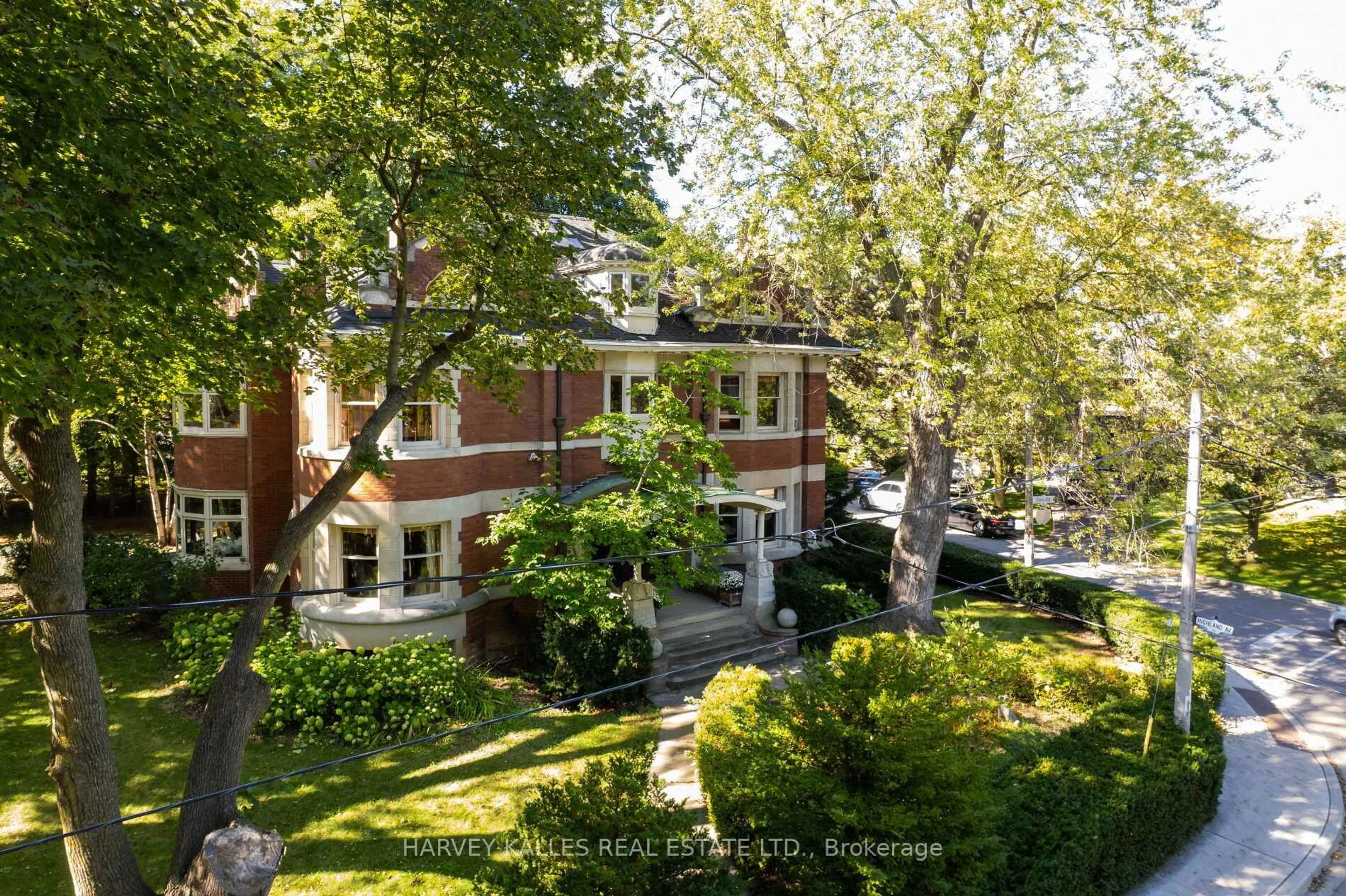 A pic from outside/outdoor area/front of a property/back of a property/a pic from drone, street for 114 Glen Rd, Toronto Ontario M4W 2V9
