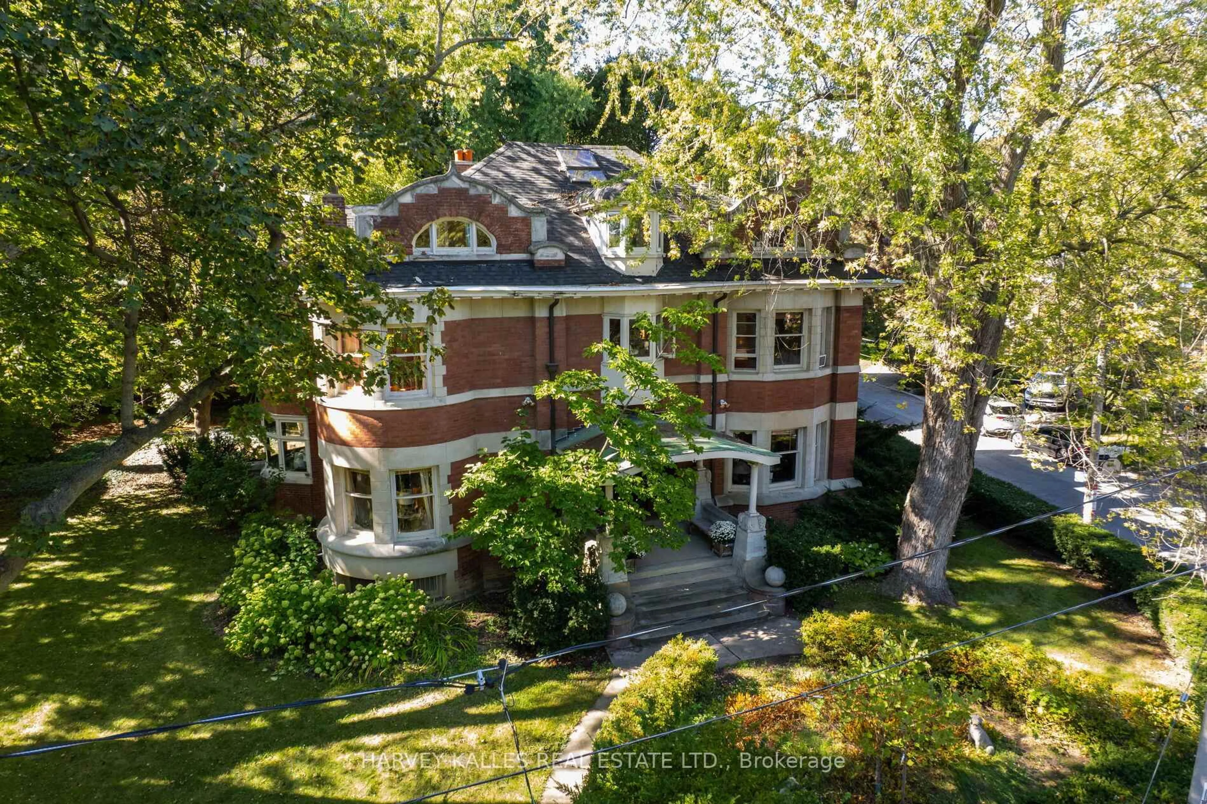 A pic from outside/outdoor area/front of a property/back of a property/a pic from drone, street for 114 Glen Rd, Toronto Ontario M4W 2V9