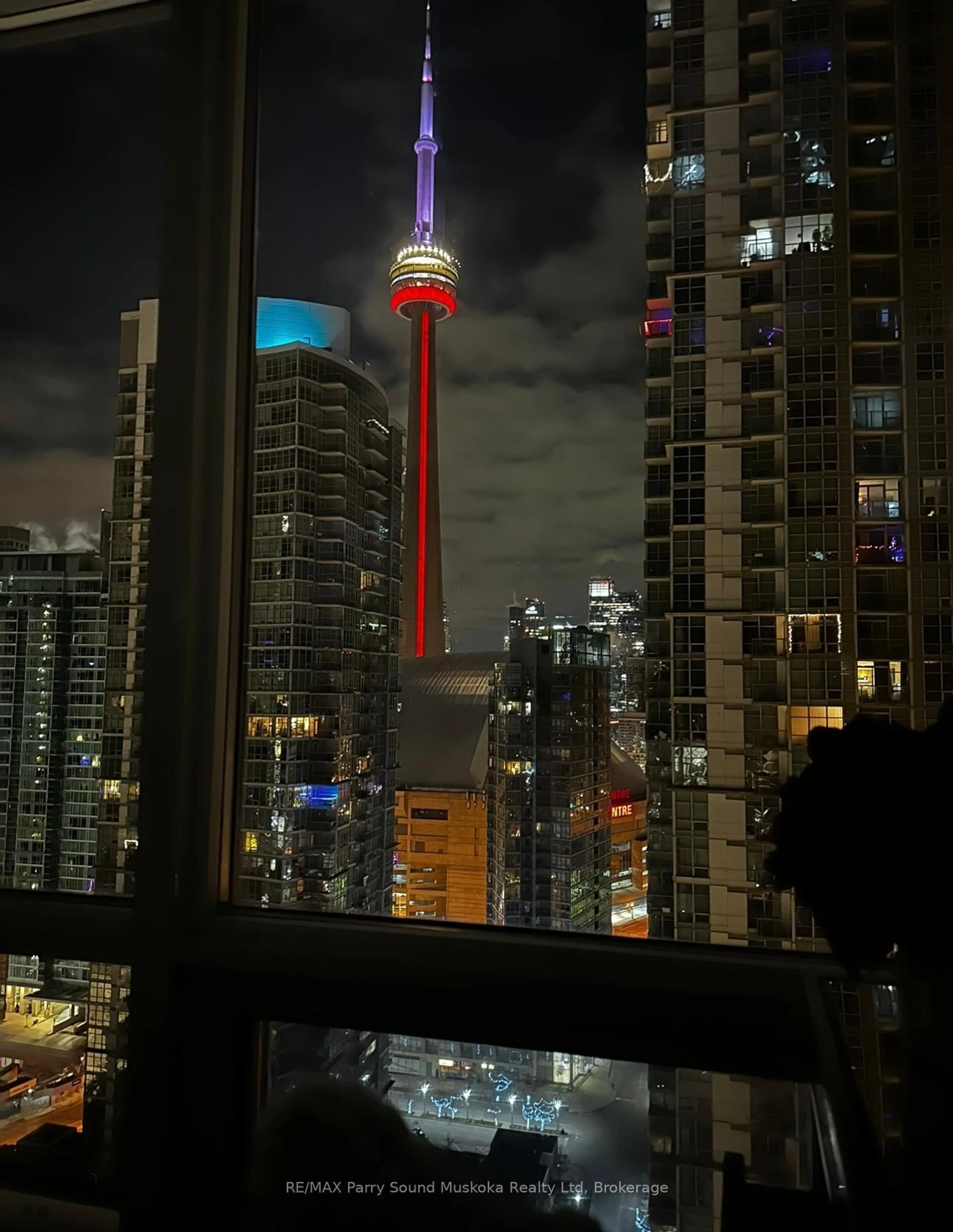 Blurry image for 11 Brunel Crt, Toronto Ontario M5V 3Y3