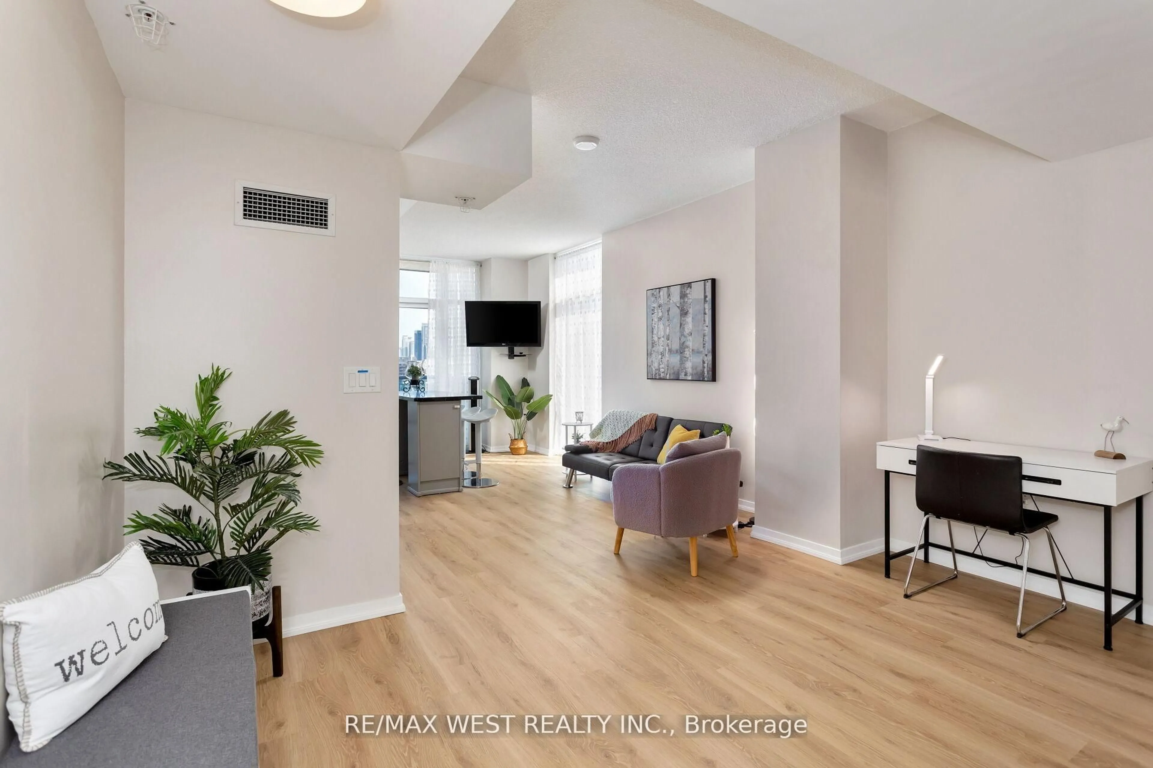 Indoor entryway for 36 LISGAR St #1621E, Toronto Ontario M6J 0C7