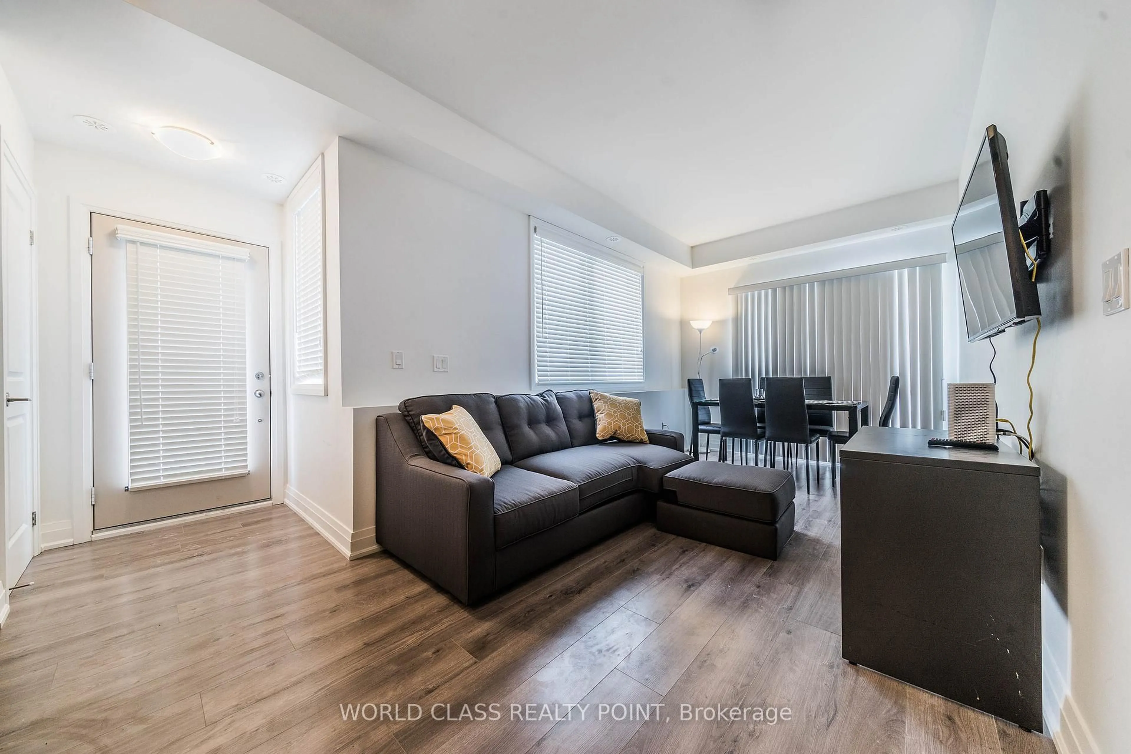 Living room with furniture, wood/laminate floor for 780 Sheppard Ave #TH62, Toronto Ontario M2K 0E8