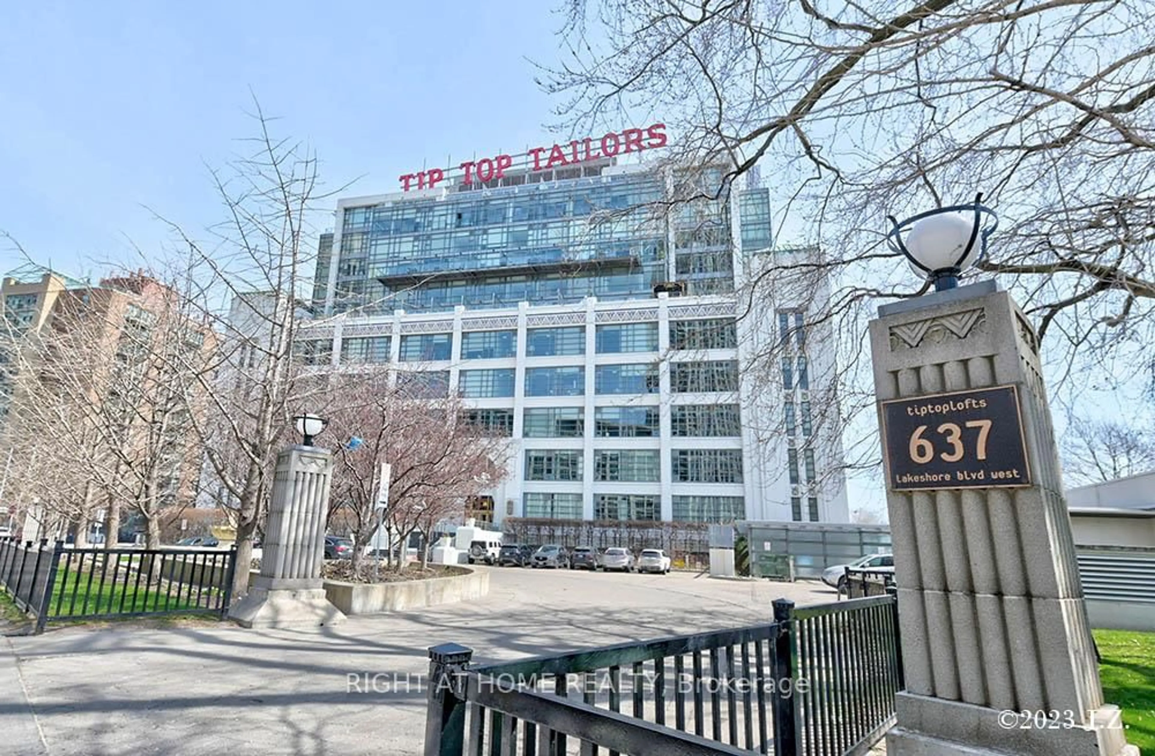 Indoor foyer for 637 Lake Shore Blvd #217, Toronto Ontario M5V 1A8