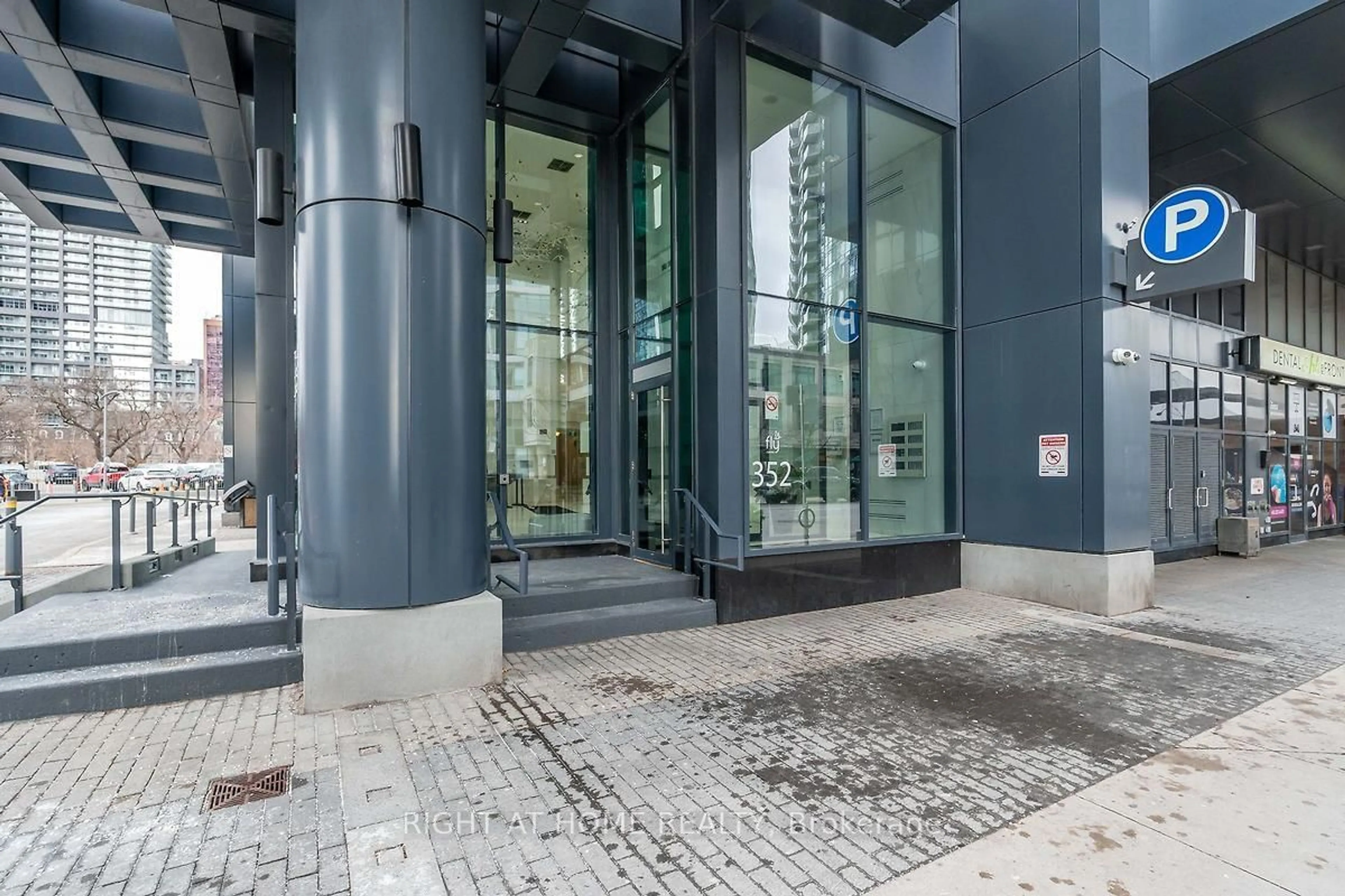 Indoor foyer for 352 Front St #512, Toronto Ontario M5V 1B5
