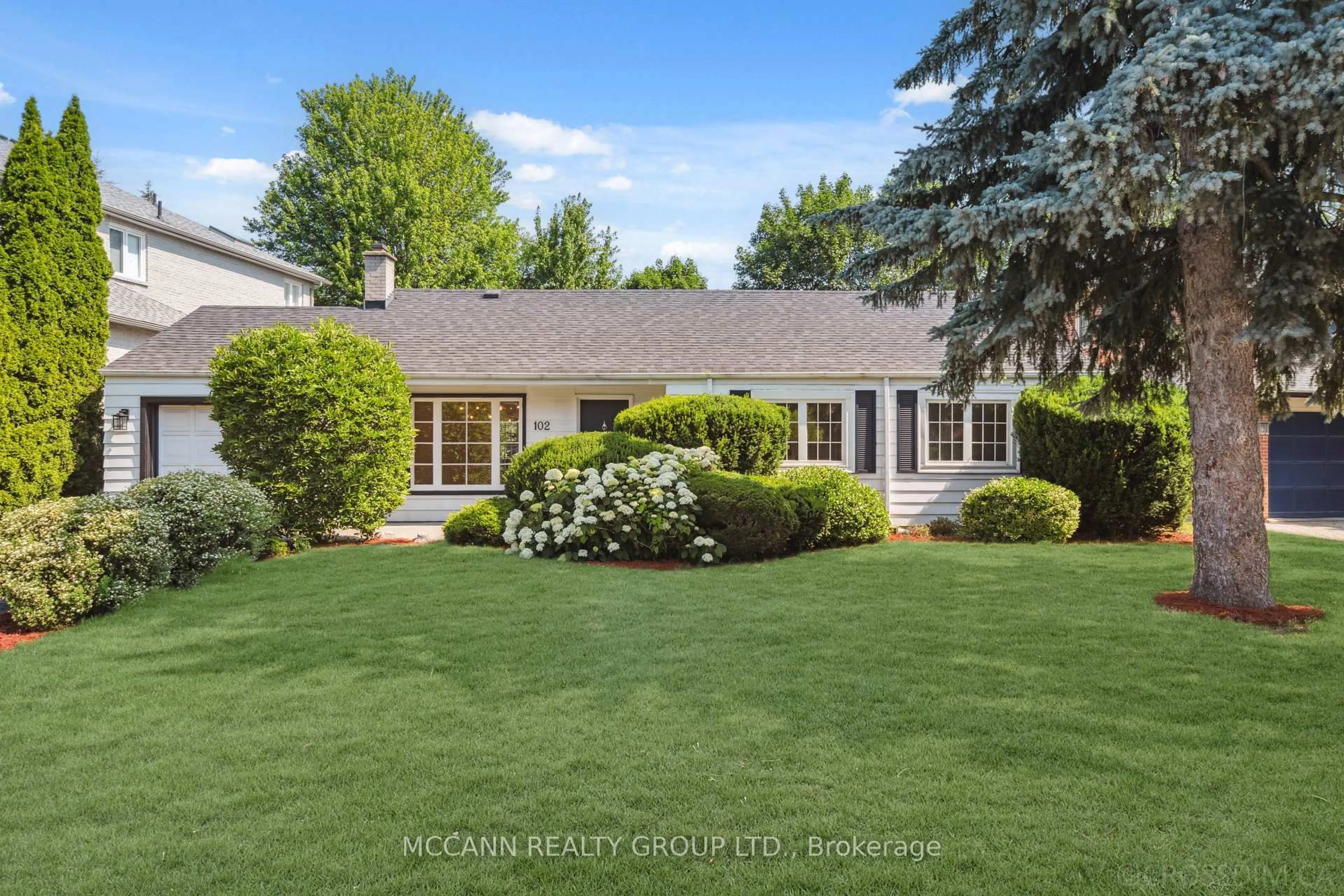 A pic from outside/outdoor area/front of a property/back of a property/a pic from drone, street for 102 Yorkminster Rd, Toronto Ontario M2P 1M6
