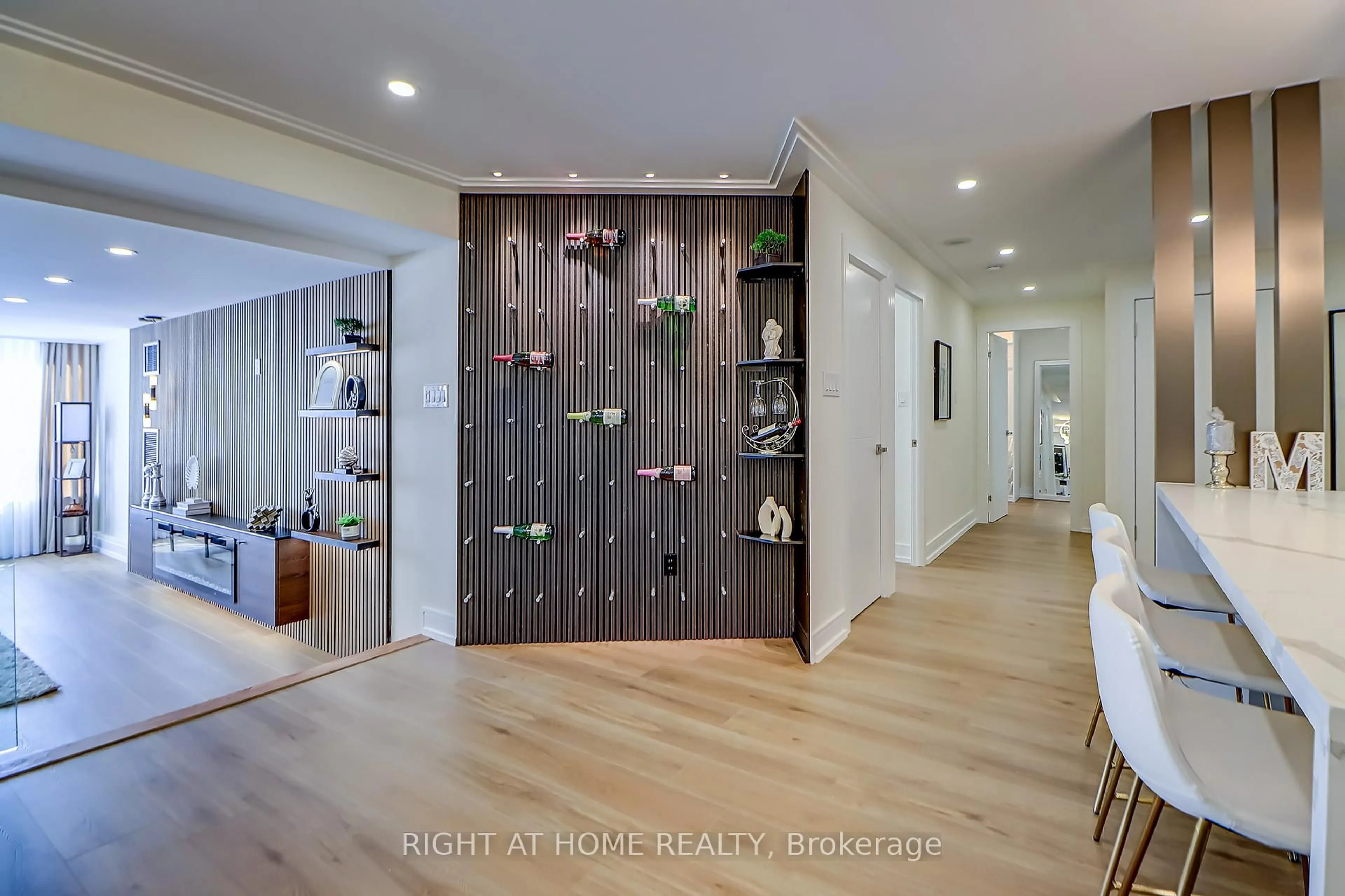 Indoor entryway for 130 Carlton St #1207, Toronto Ontario M5A 4K3