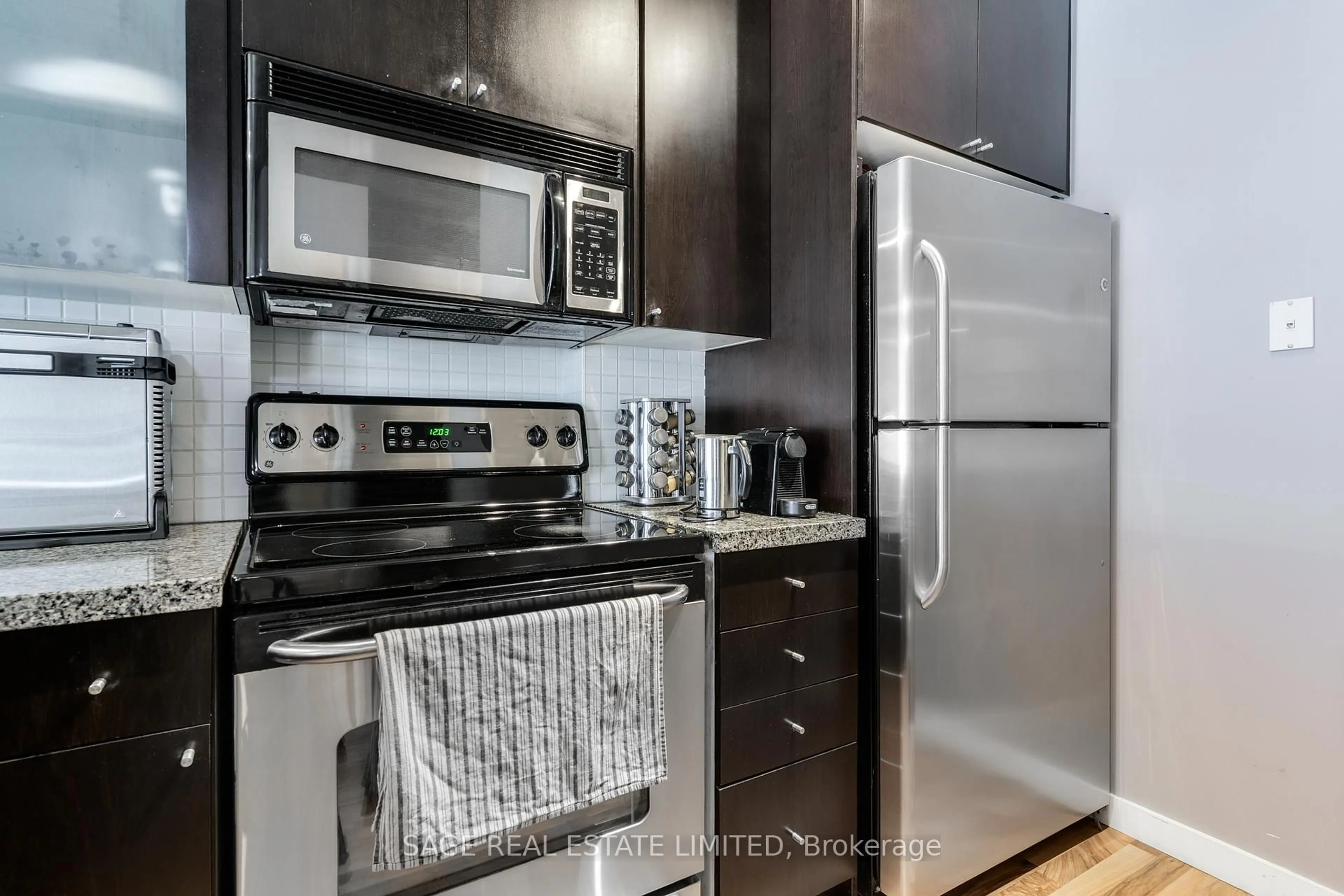 Standard kitchen, wood/laminate floor for 1005 King St #804, Toronto Ontario M6K 3M8