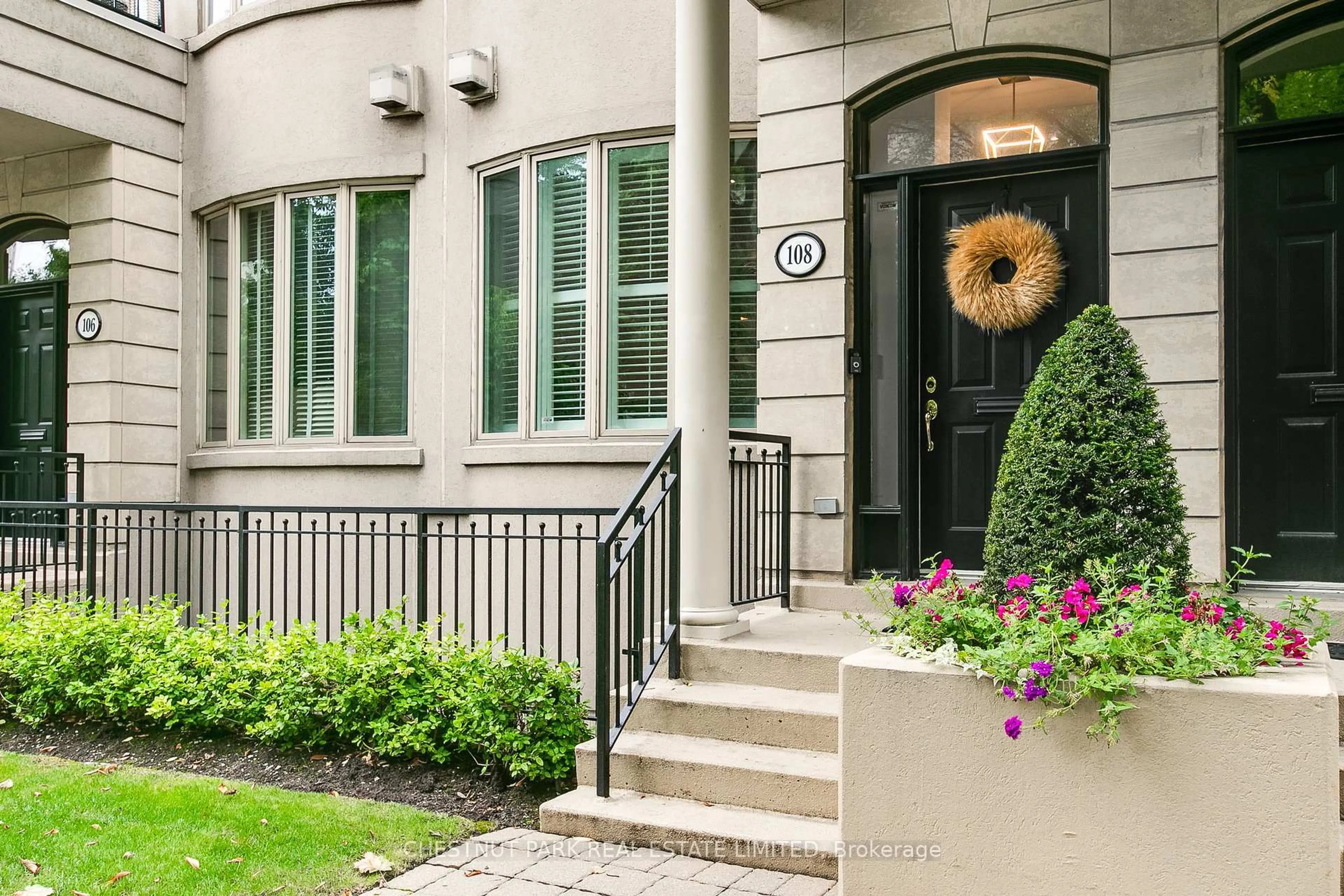 Indoor entryway for 108 Pleasant Blvd, Toronto Ontario M4T 1J8
