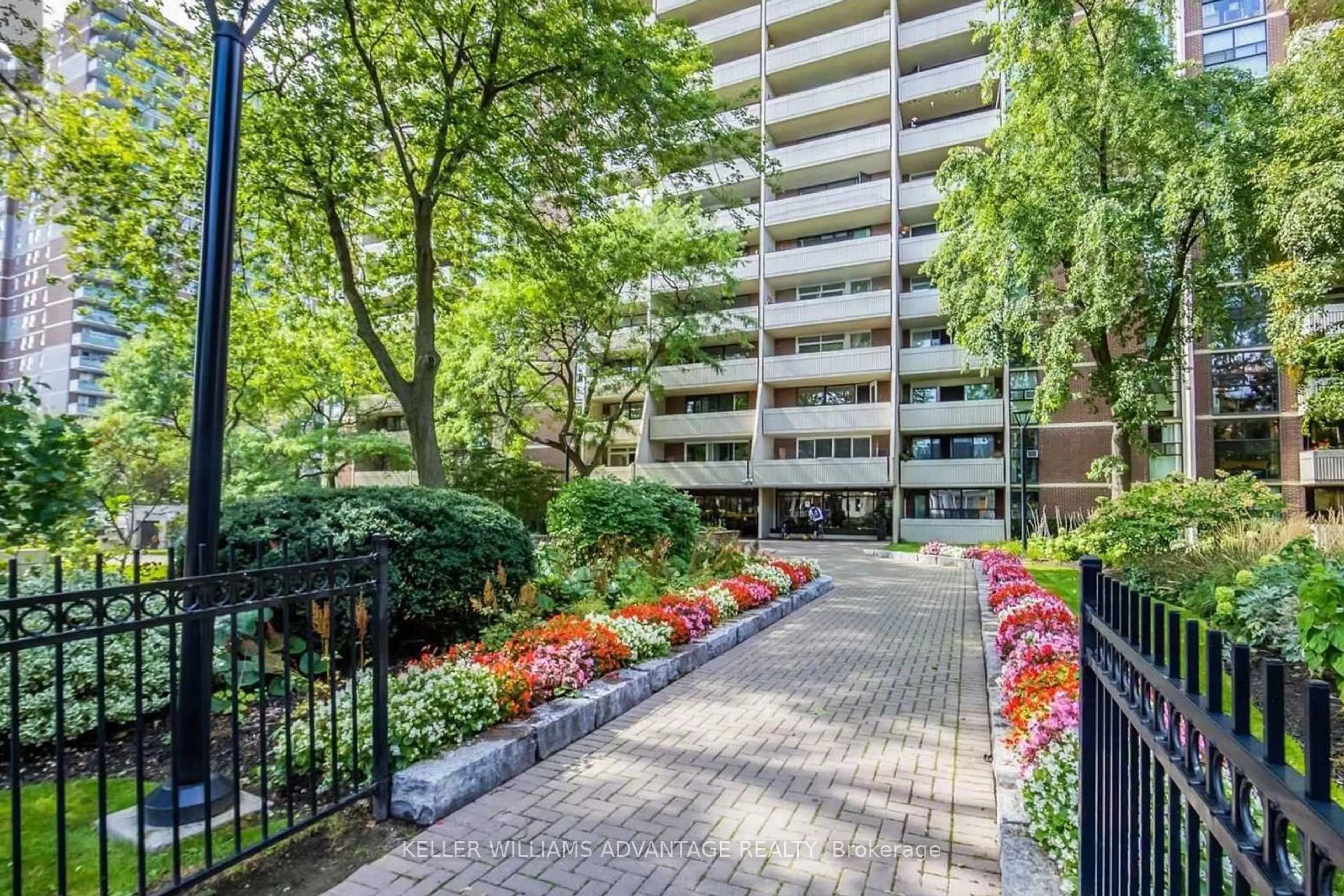 Patio, street for 40 Homewood Ave #3109, Toronto Ontario M4Y 2K2