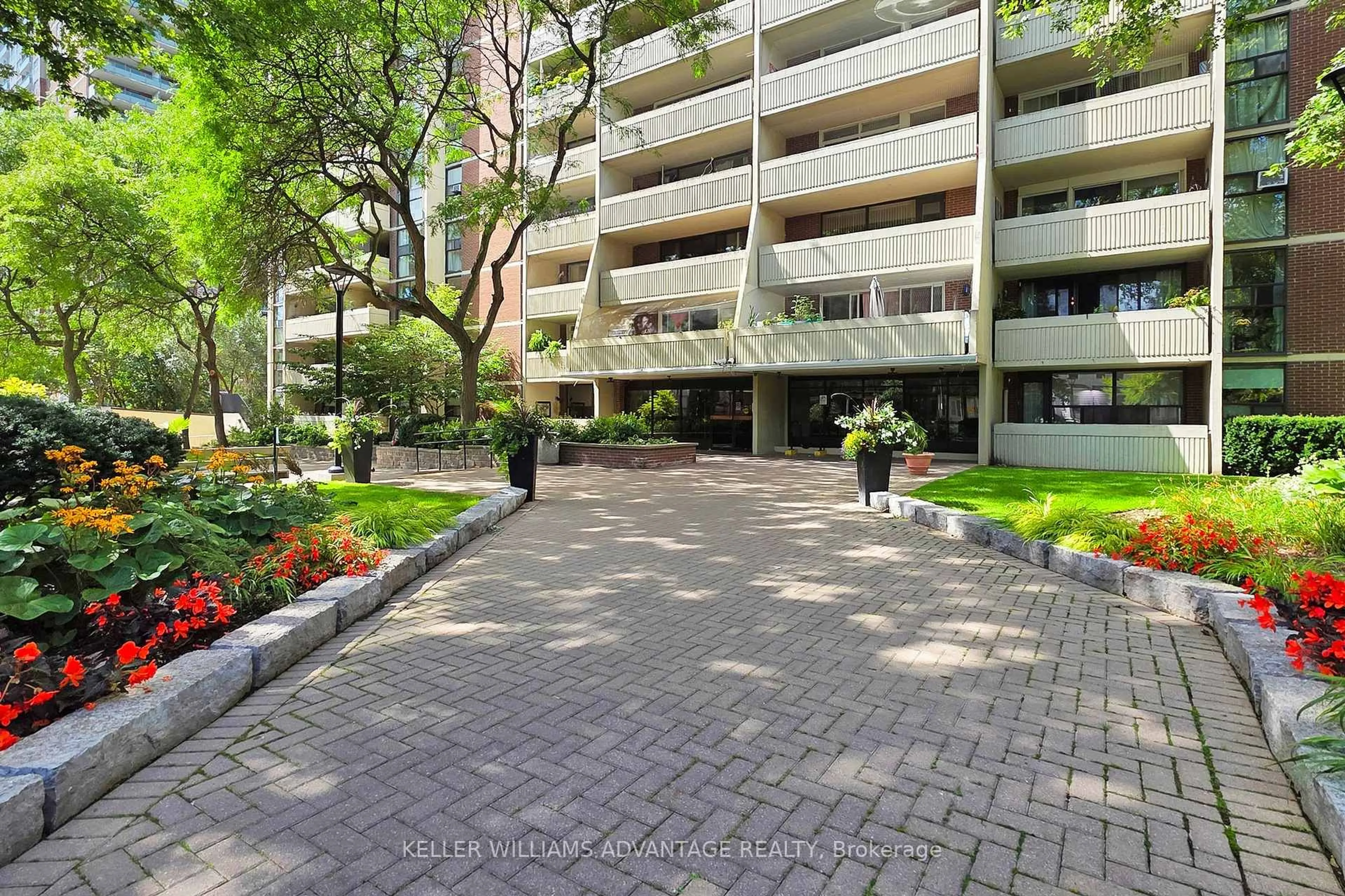 Patio, street for 40 Homewood Ave #3109, Toronto Ontario M4Y 2K2