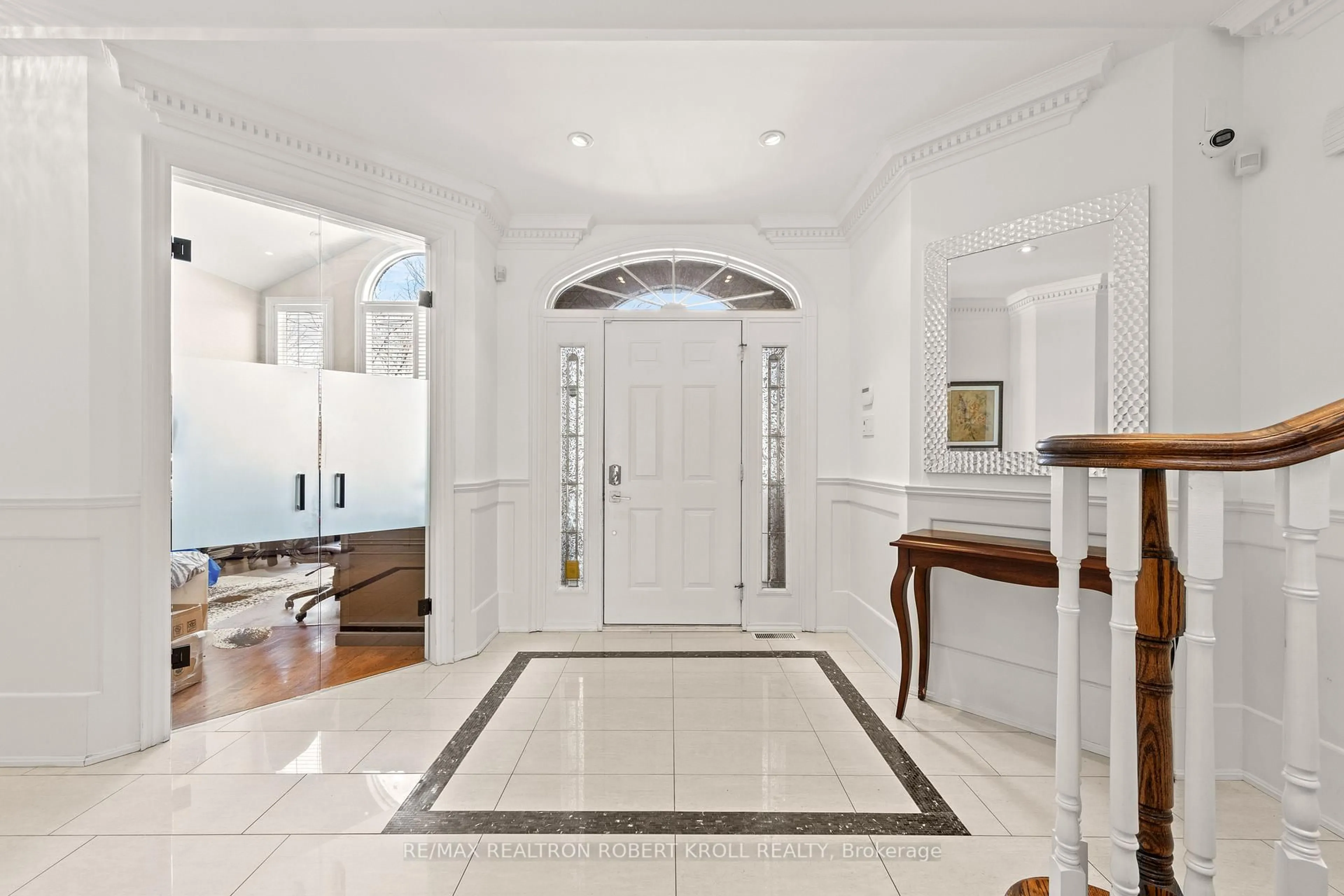 Indoor foyer for 10 Gorman Park Rd, Toronto Ontario M3H 3K4