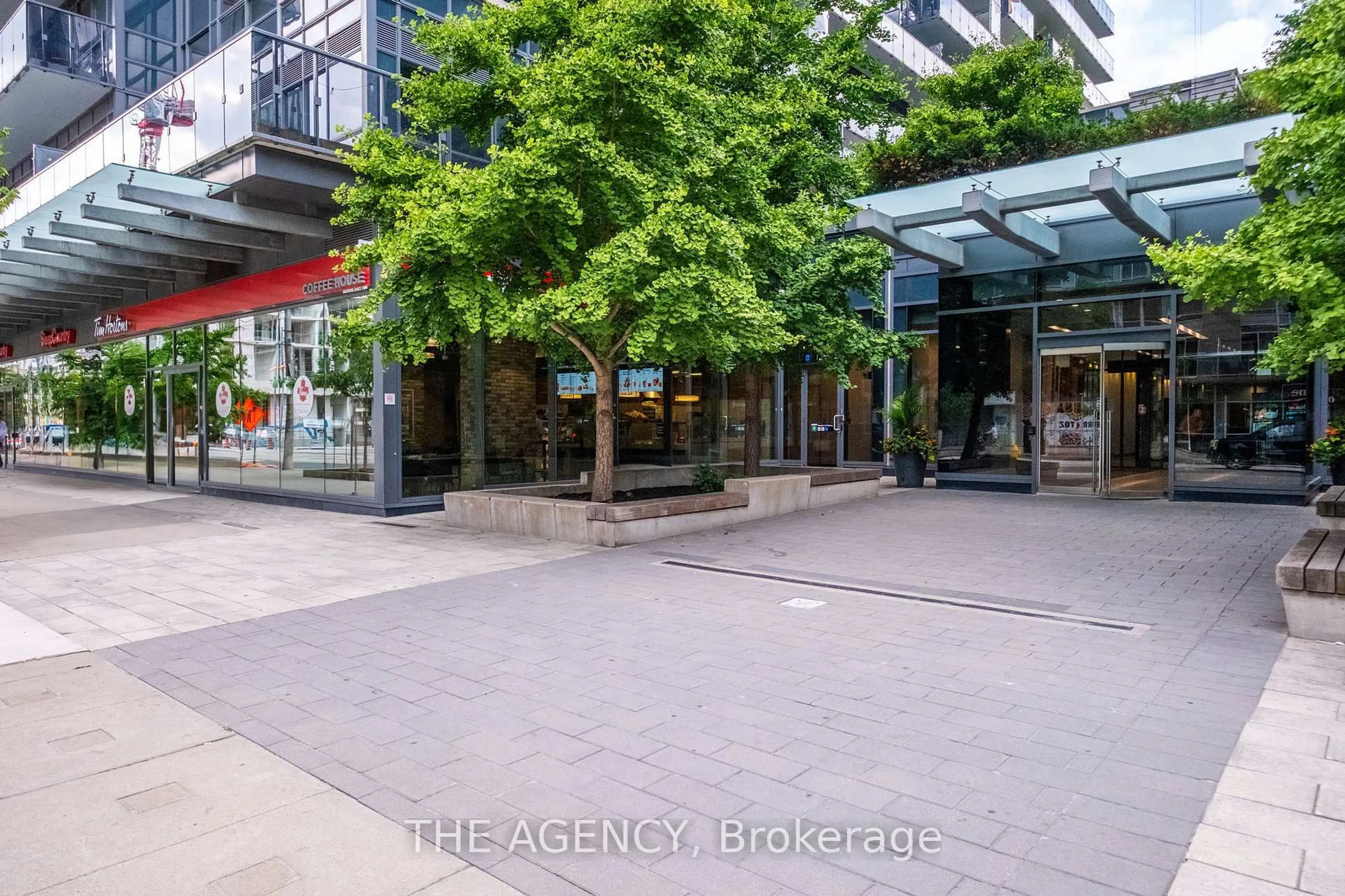 Indoor foyer for 1030 King St #457, Toronto Ontario M6K 0B4