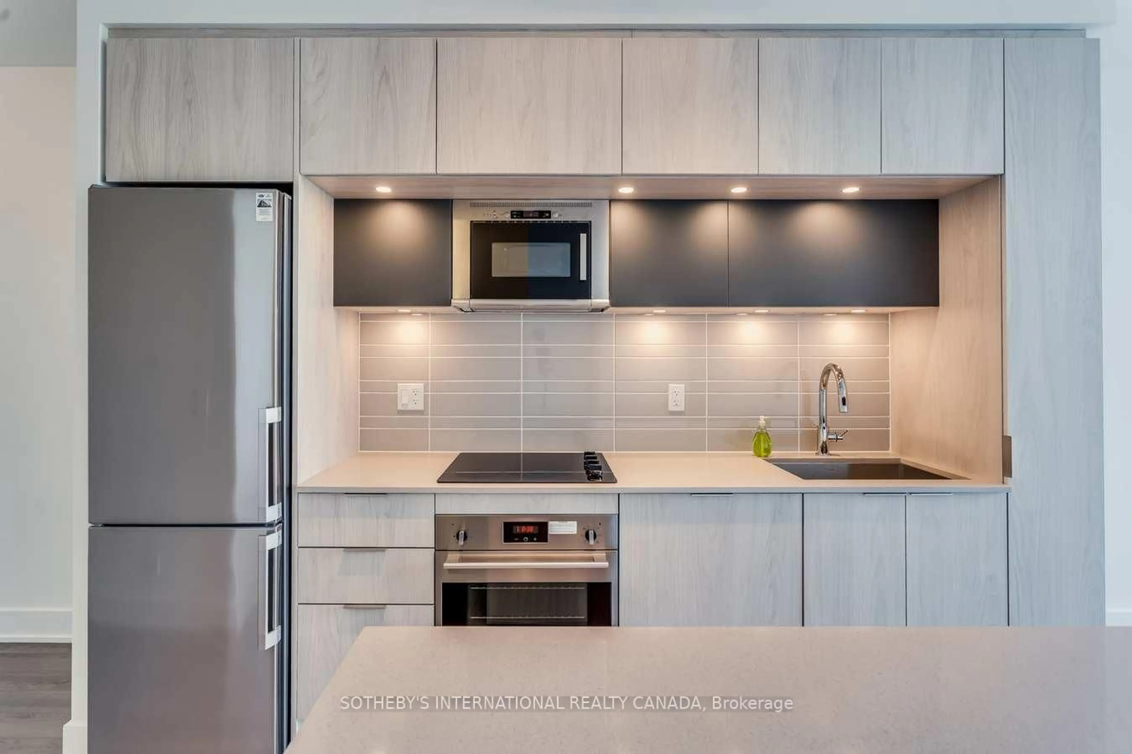 Standard kitchen, ceramic/tile floor for 1 Belsize Dr #405, Toronto Ontario M4S 0B9