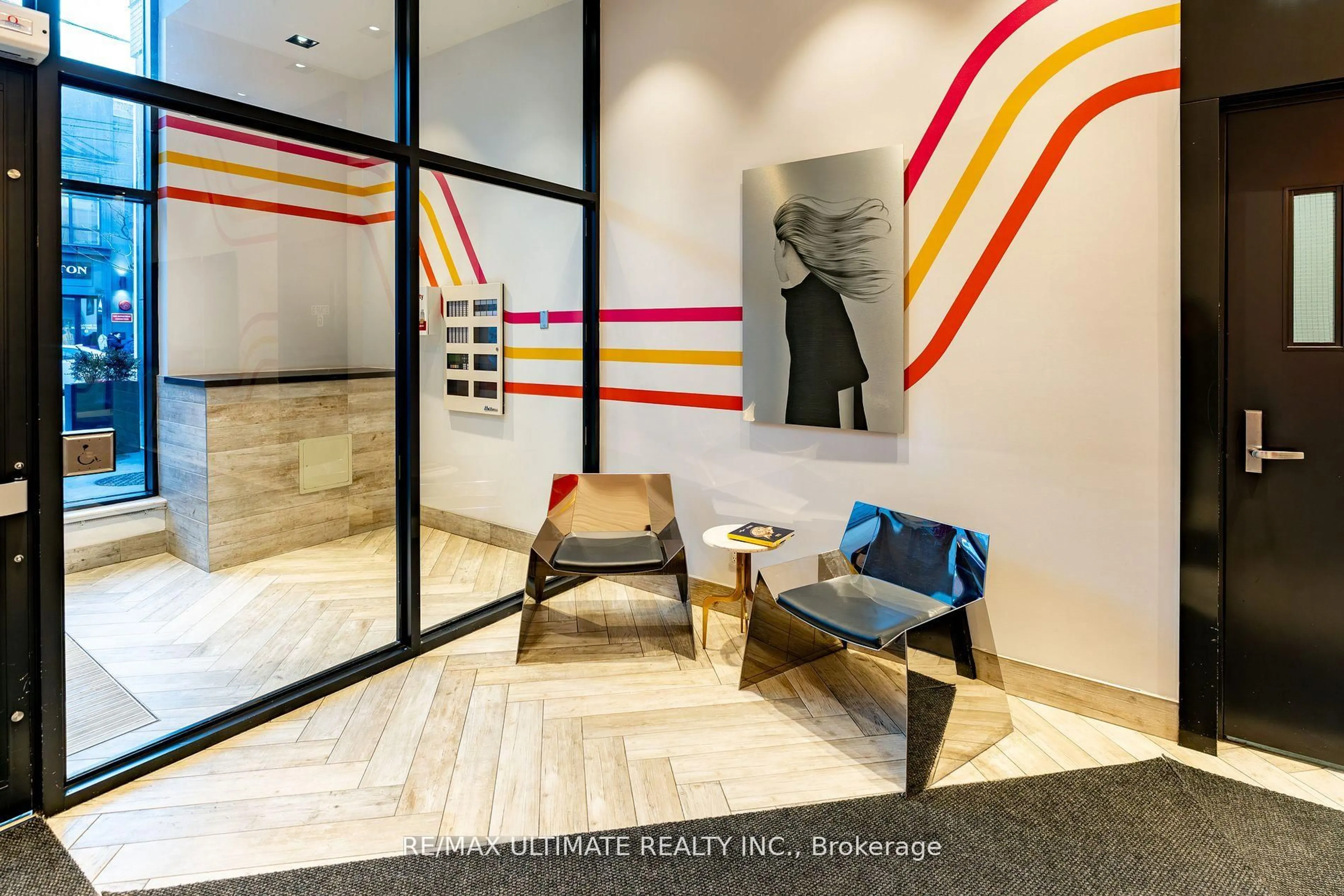 Indoor entryway for 109 Ossington Ave #204, Toronto Ontario M6J 0G1