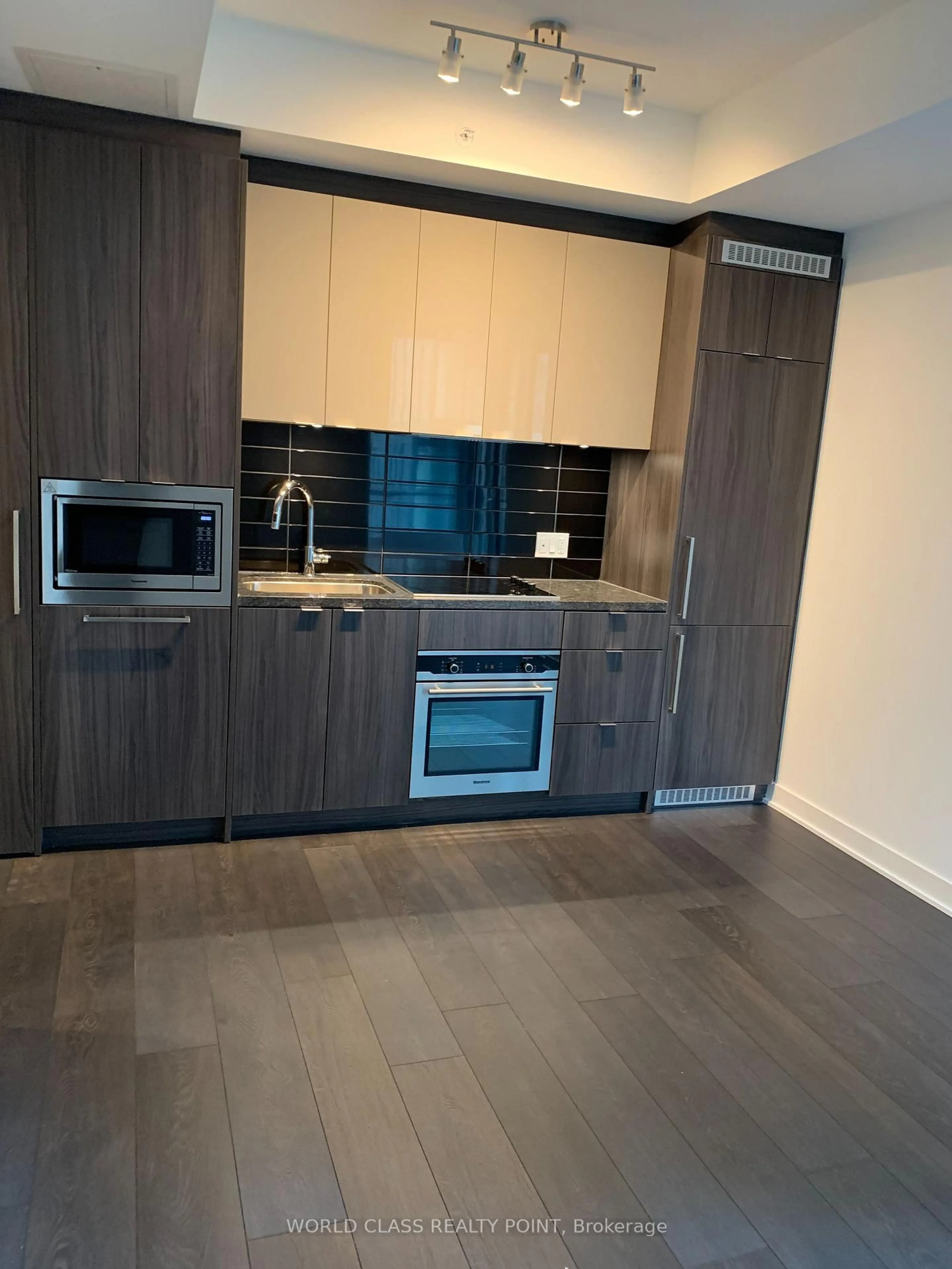 Standard kitchen, wood/laminate floor for 115 Blue Jays Way #1912, Toronto Ontario M5V 0N4