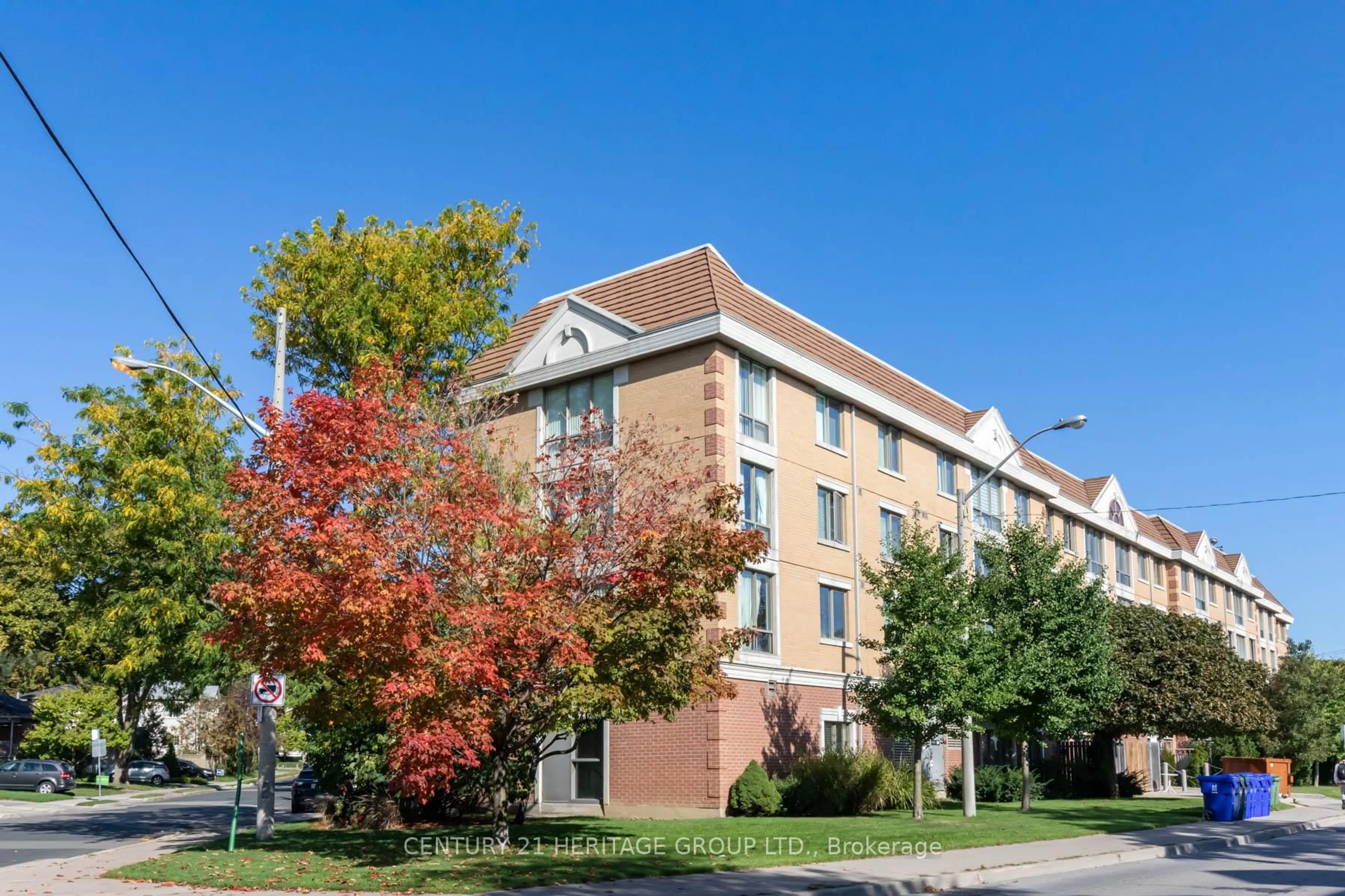 Patio, building for 211 Randolph Rd #303, Toronto Ontario M4G 4H1