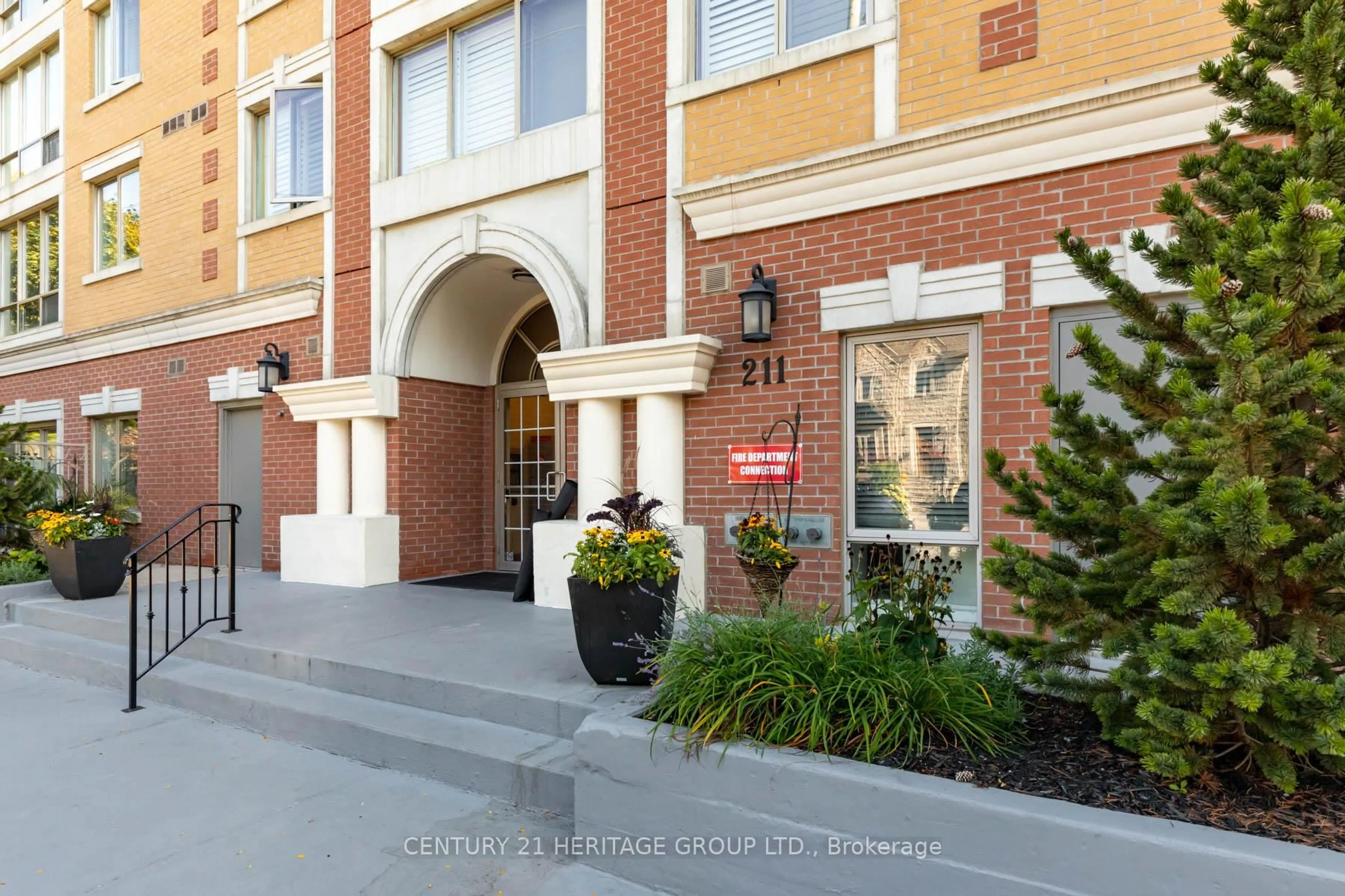Indoor foyer for 211 Randolph Rd #303, Toronto Ontario M4G 4H1