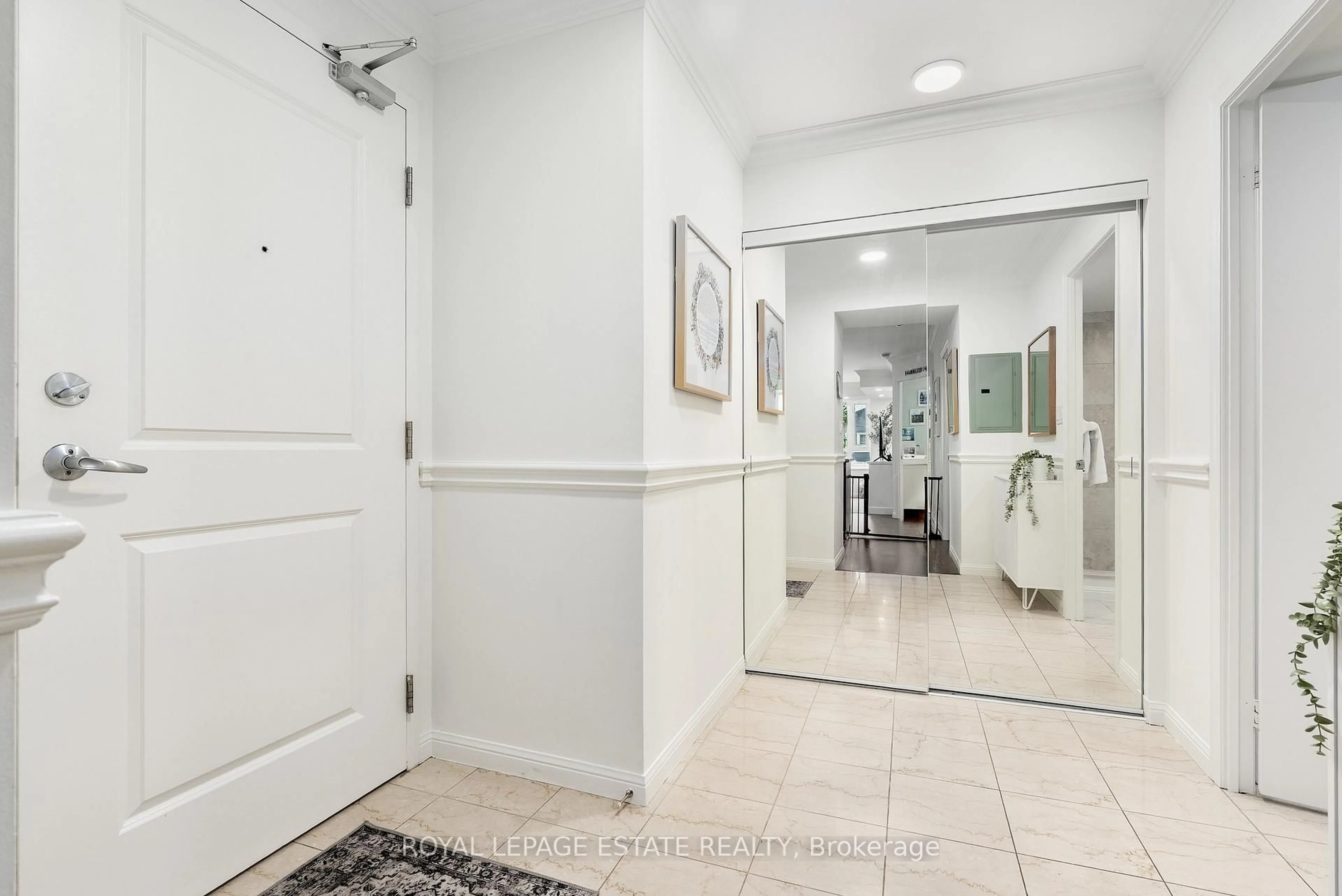 Indoor foyer for 900 Mount Pleasant Rd #313, Toronto Ontario M4P 3J9