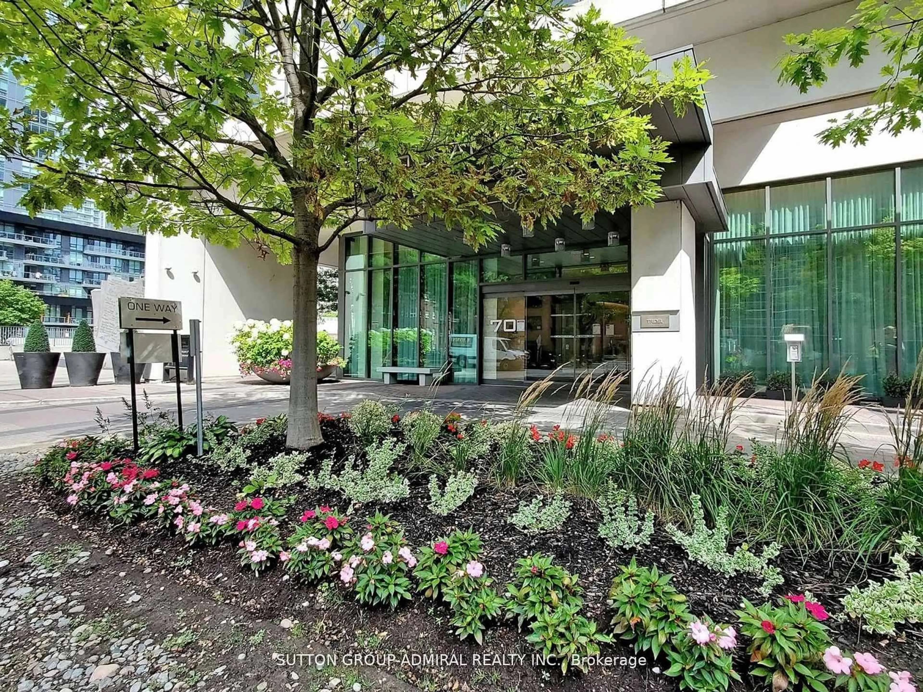 Patio, street for 70 Roehampton Ave #1916, Toronto Ontario M4P 1R2