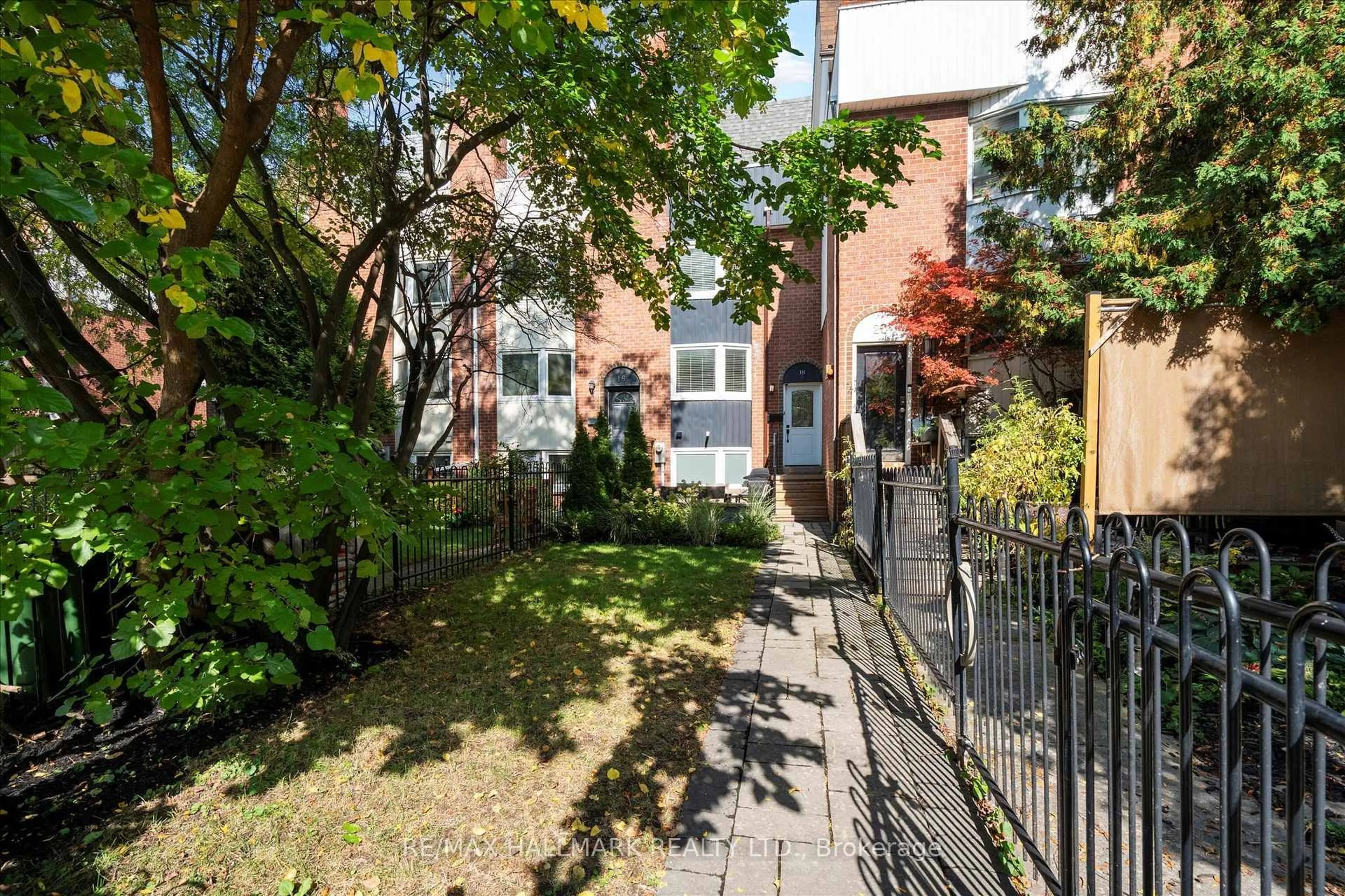 Patio, street for 18 Sydenham St, Toronto Ontario M5A 4H6