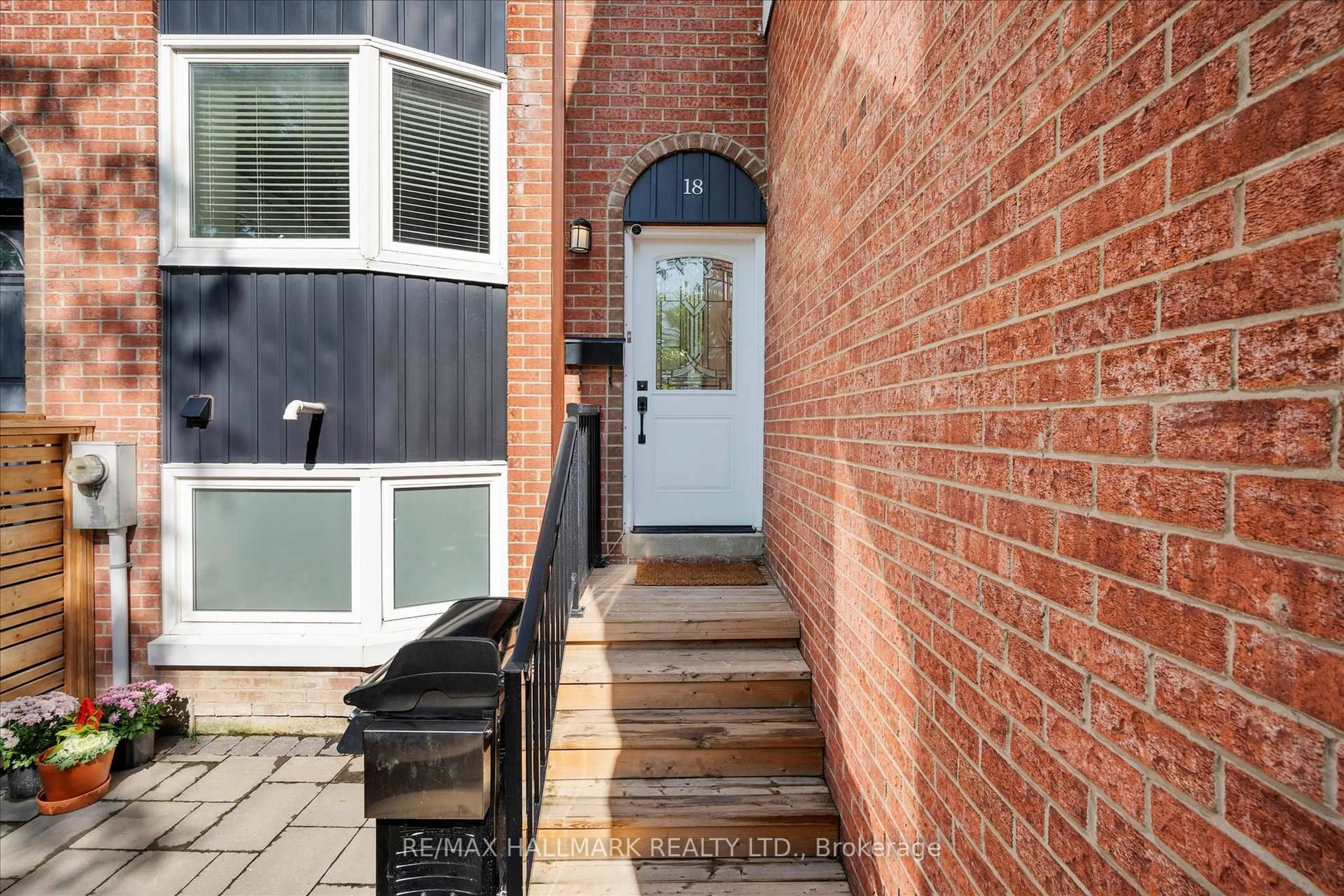 Unknown for 18 Sydenham St, Toronto Ontario M5A 4H6
