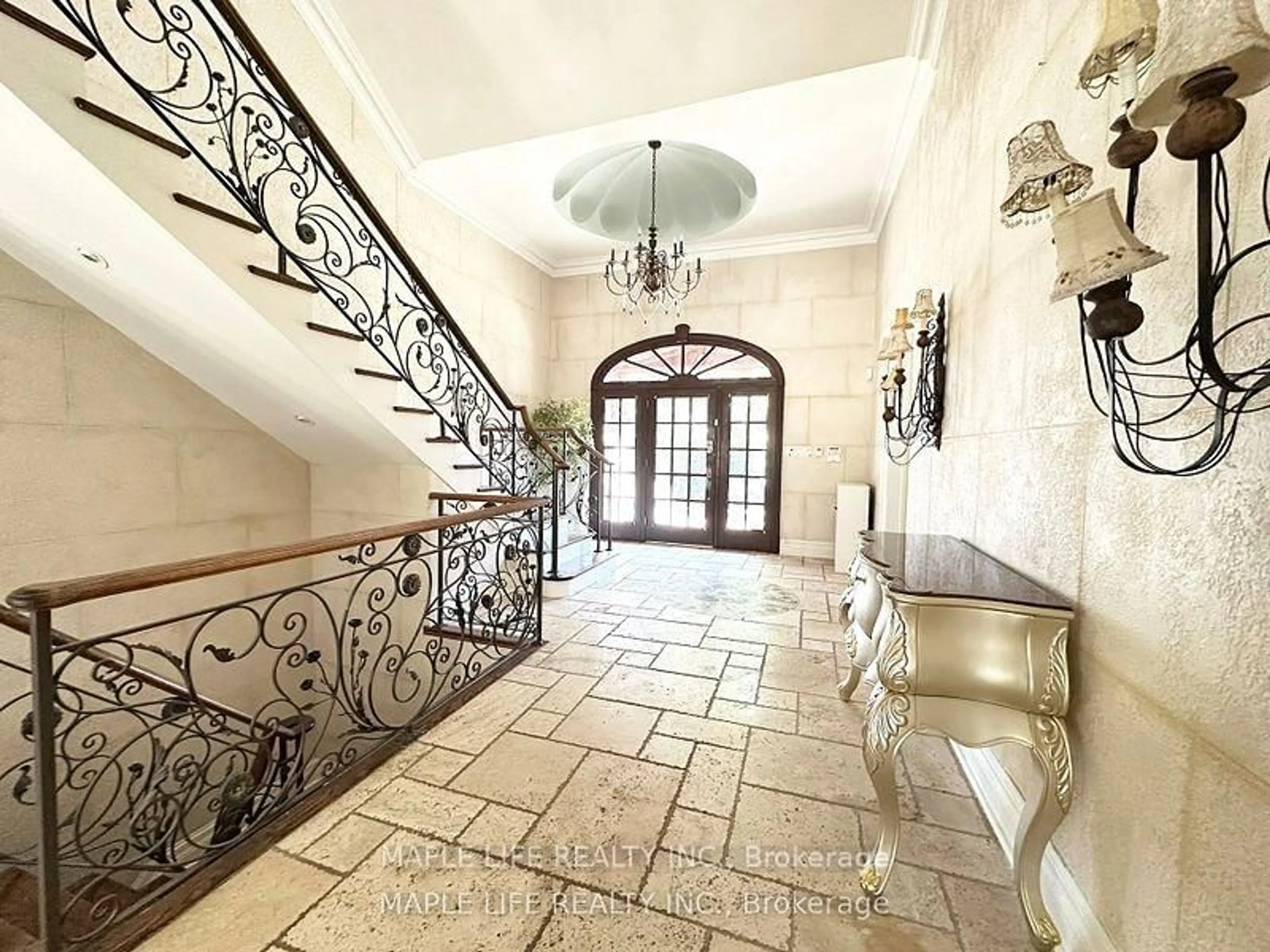 Indoor foyer for 16 Brian Cliff Dr, Toronto Ontario M3B 2G2