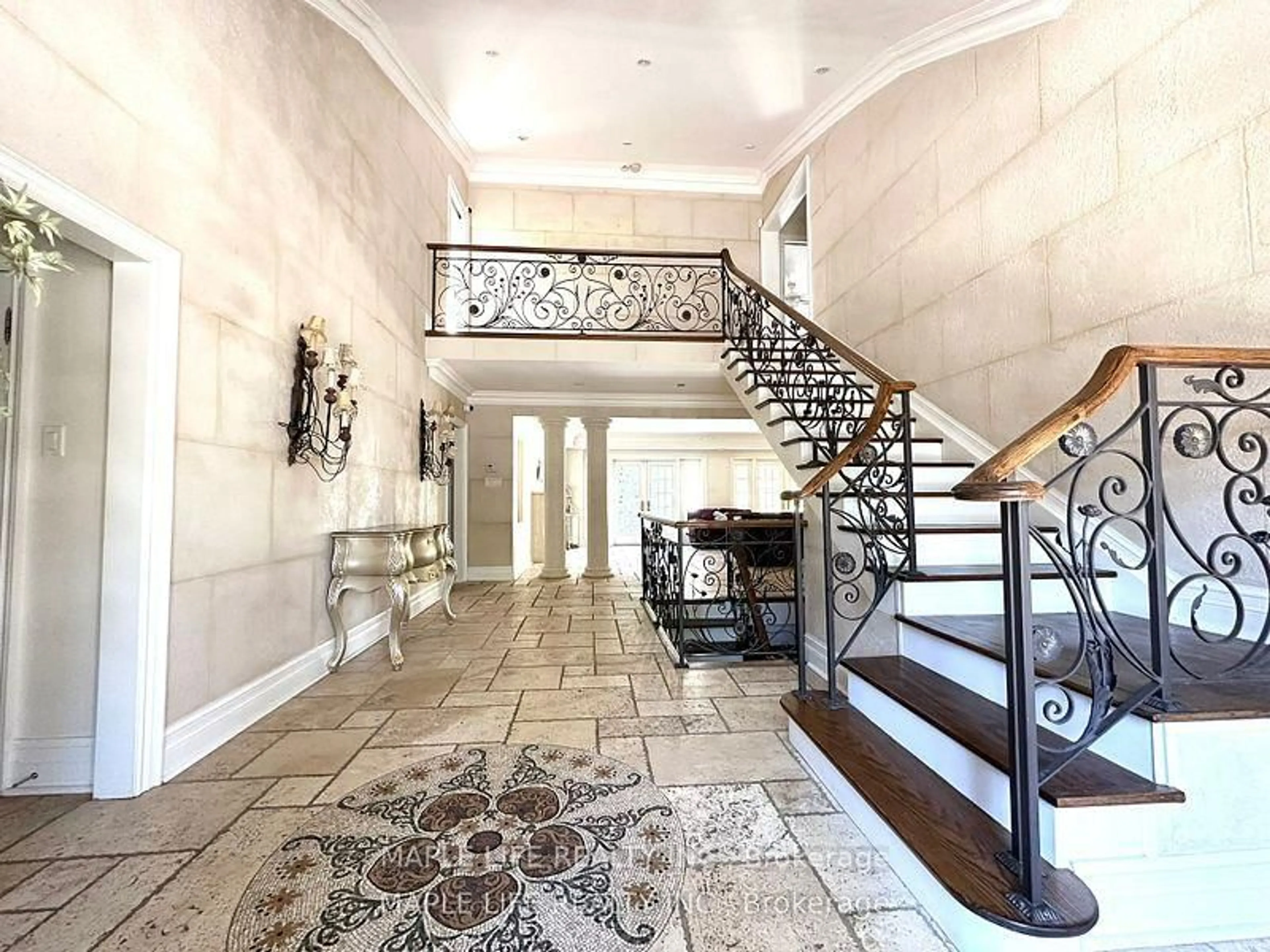 Indoor foyer for 16 Brian Cliff Dr, Toronto Ontario M3B 2G2
