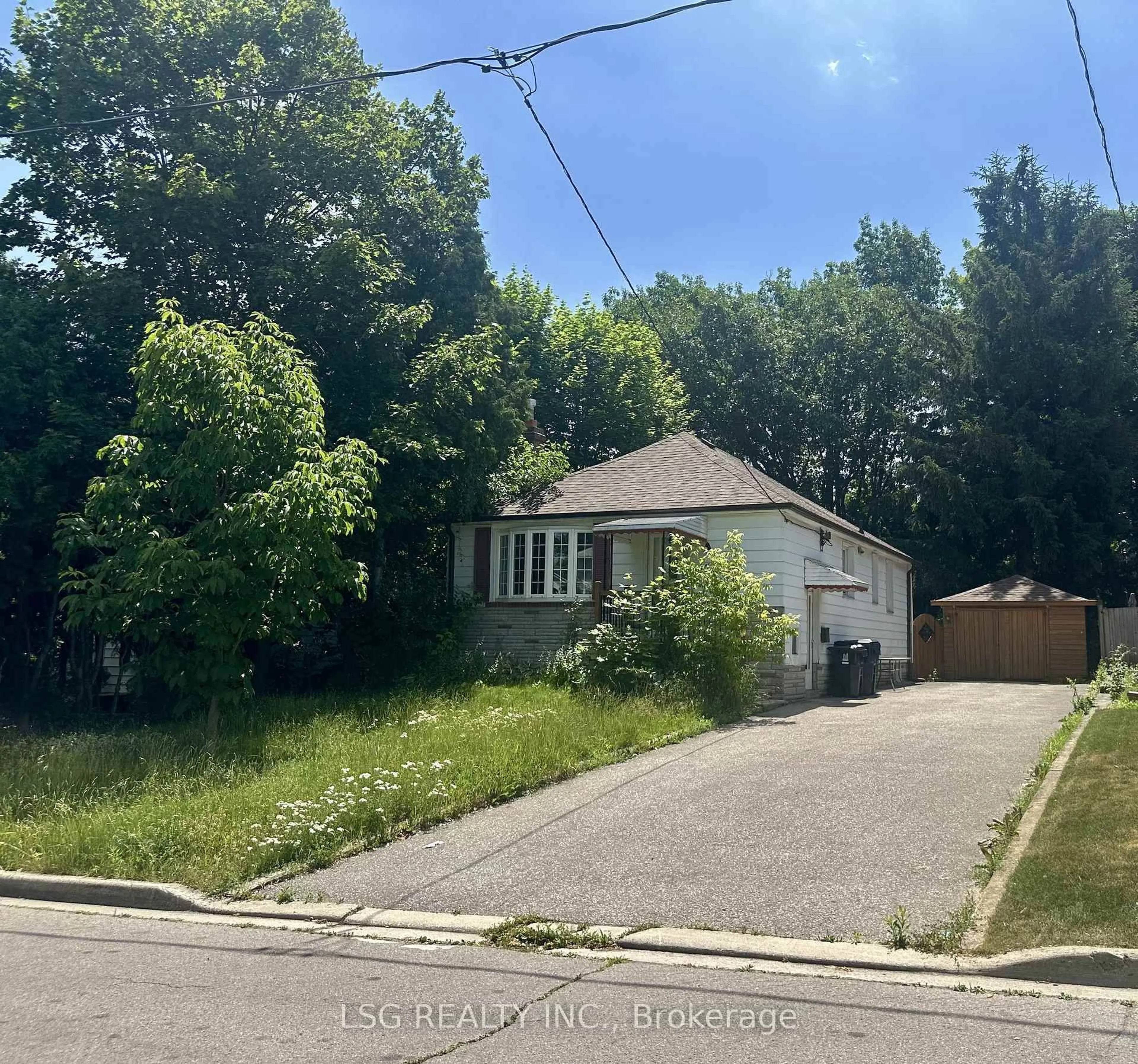 A pic from outside/outdoor area/front of a property/back of a property/a pic from drone, street for 107 Elmhurst Ave, Toronto Ontario M2N 1R7