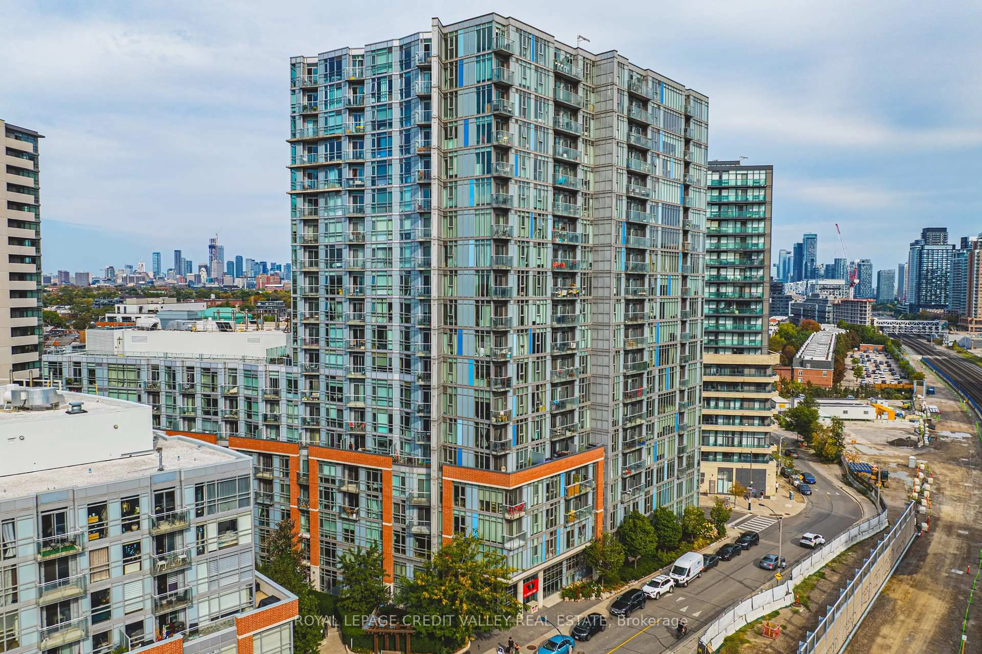 A pic from outside/outdoor area/front of a property/back of a property/a pic from drone, city buildings view from balcony for 150 Sudbury St #609, Toronto Ontario M6J 3S8
