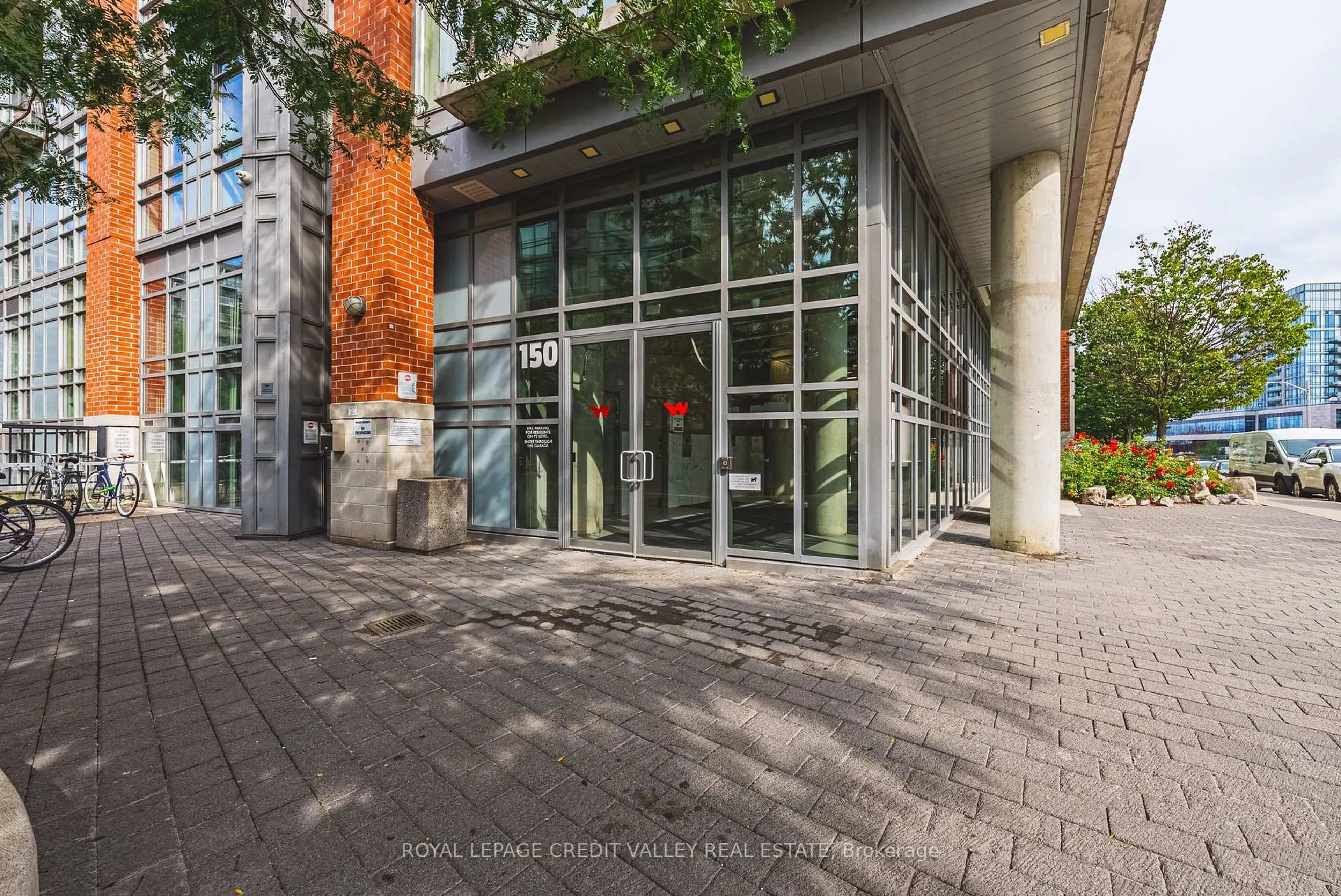 Indoor foyer for 150 Sudbury St #609, Toronto Ontario M6J 3S8