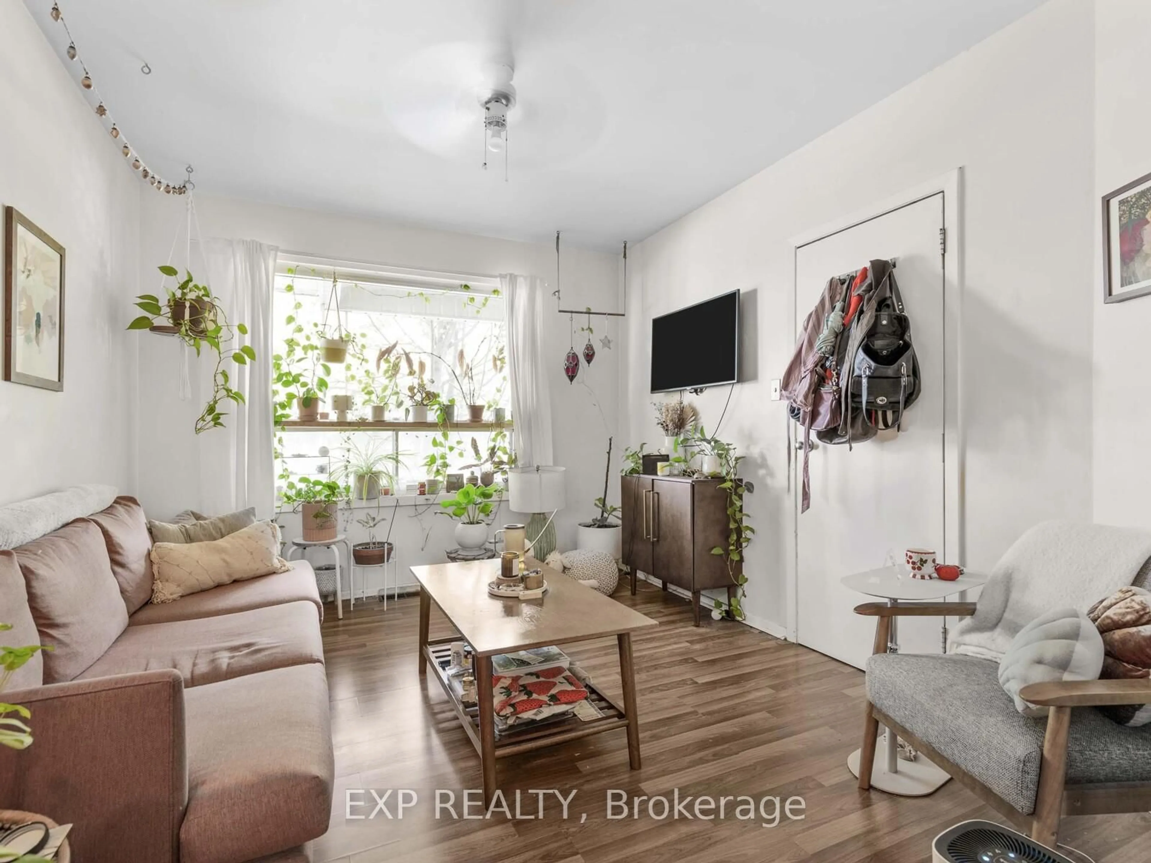 Living room with furniture, unknown for 260 Shaw St, Toronto Ontario M6J 2W9
