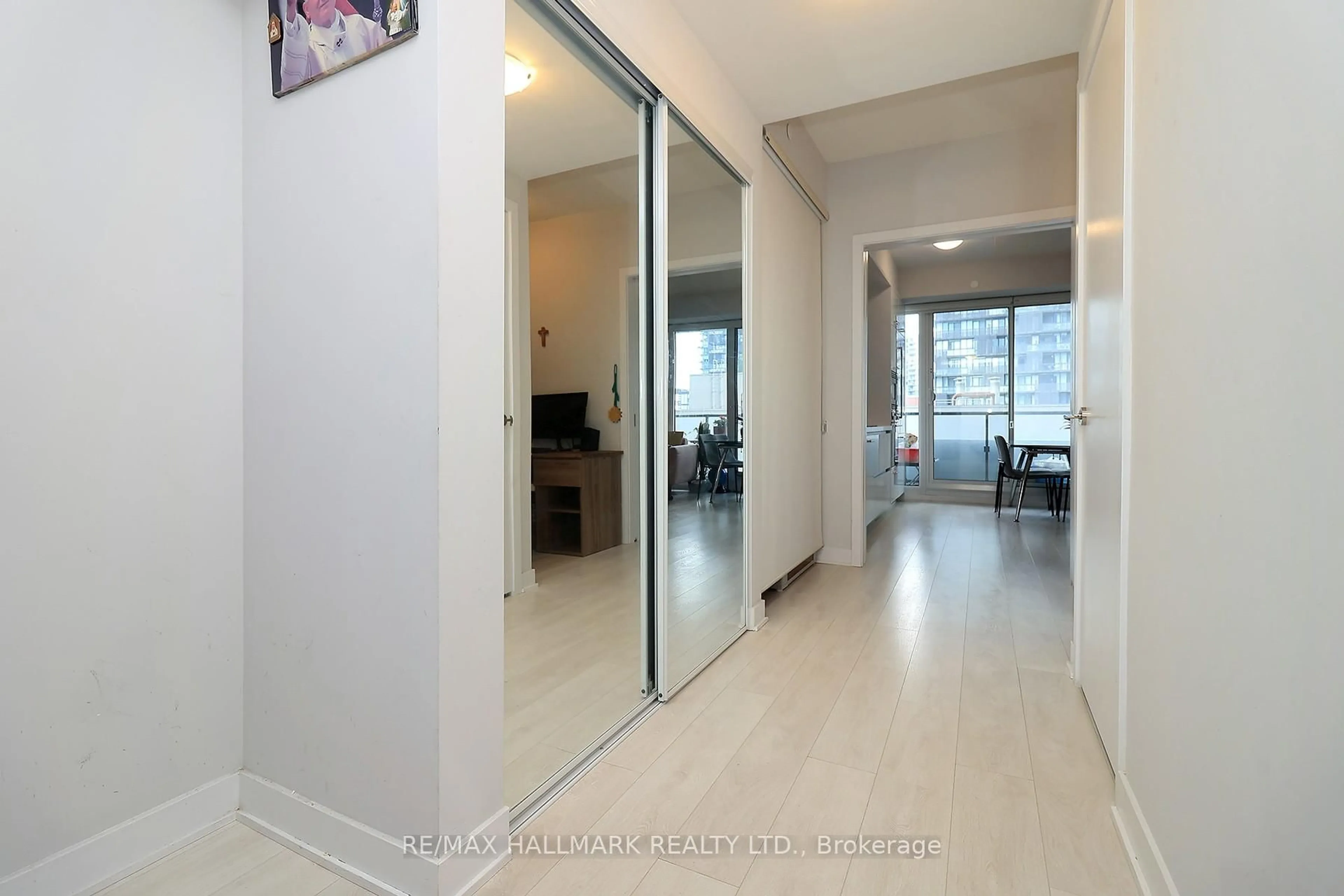 Indoor foyer for 2221 Yonge St #1011, Toronto Ontario M4S 0B8